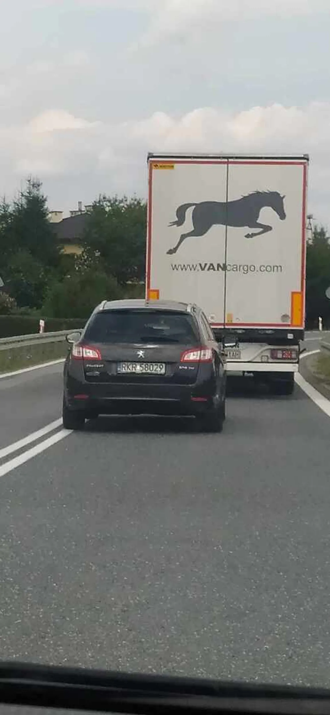 Siedzi na dupie kilka kilometrów, po czym wyprzedza na ciągłej i siedzi na dupie ciężarówki. Jeździ od krawędzi do krawędzi. Brakuje trochę mądrości w głowie