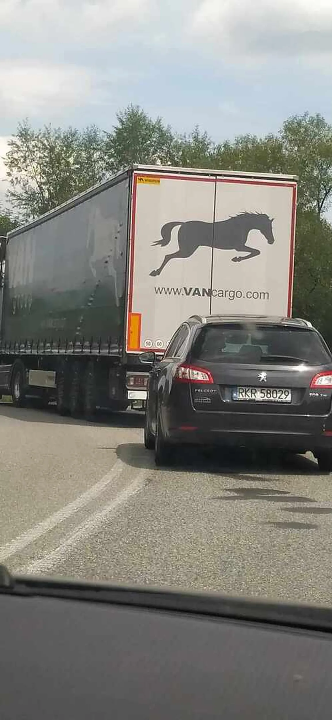 Siedzi na dupie kilka kilometrów, po czym wyprzedza na ciągłej i siedzi na dupie ciężarówki. Jeździ od krawędzi do krawędzi. Brakuje trochę mądrości w głowie