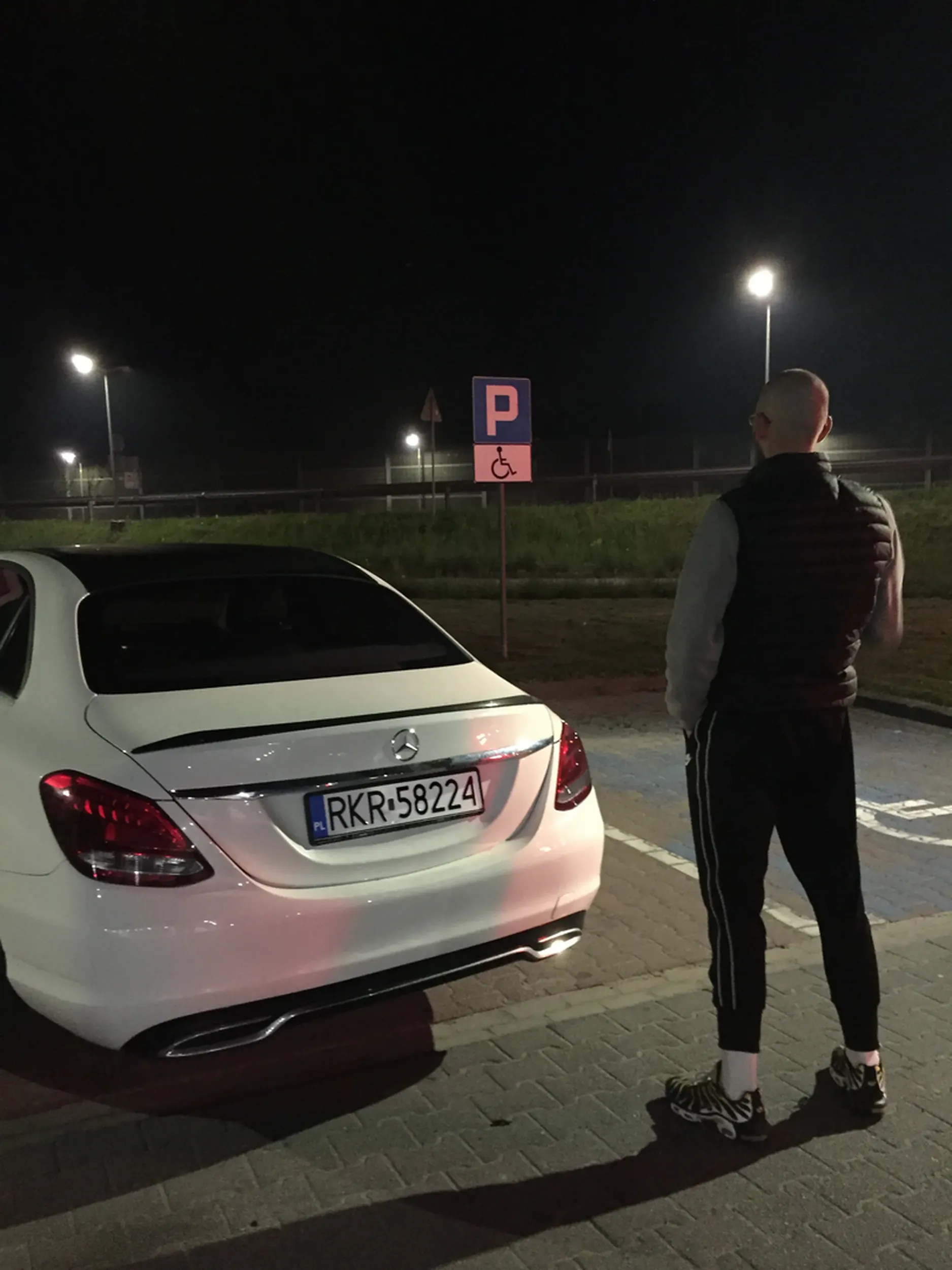 pisze do mojej nieletniej corki oraz wysyla jej sprosne zdjecia corka ma 14 lat