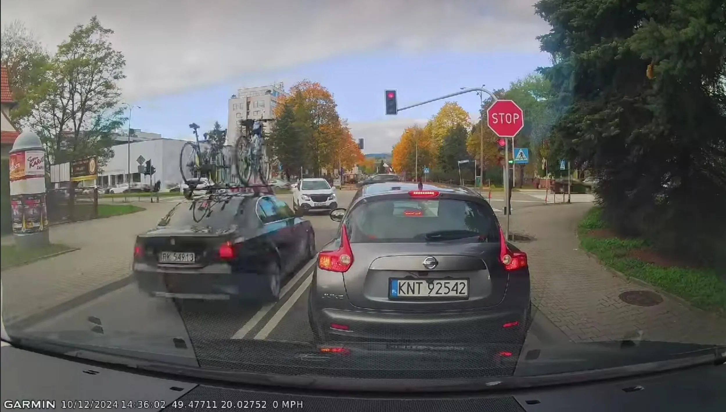 Facet pojechał lewym pasem na skrzyżowaniu, ameba umysłowa, najważniejsze że rowery całe i zaoszczędził 10 sekund życia. Nagranie na profilu podhaleregion.pl https://www.facebook.com/share/v/VXRikSu9cs8Hb5Ar/