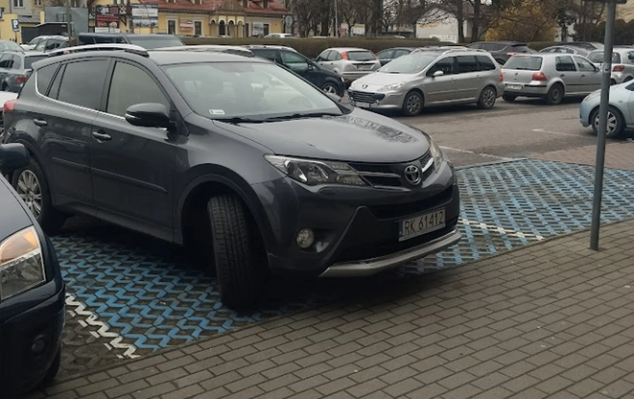 Pancia próbująca wyglądać na 20, mająca 60, "ja tylko na chwileczkę..." No tak, bo niepełnosprawny grzecznie poczeka na swoje miejsce.