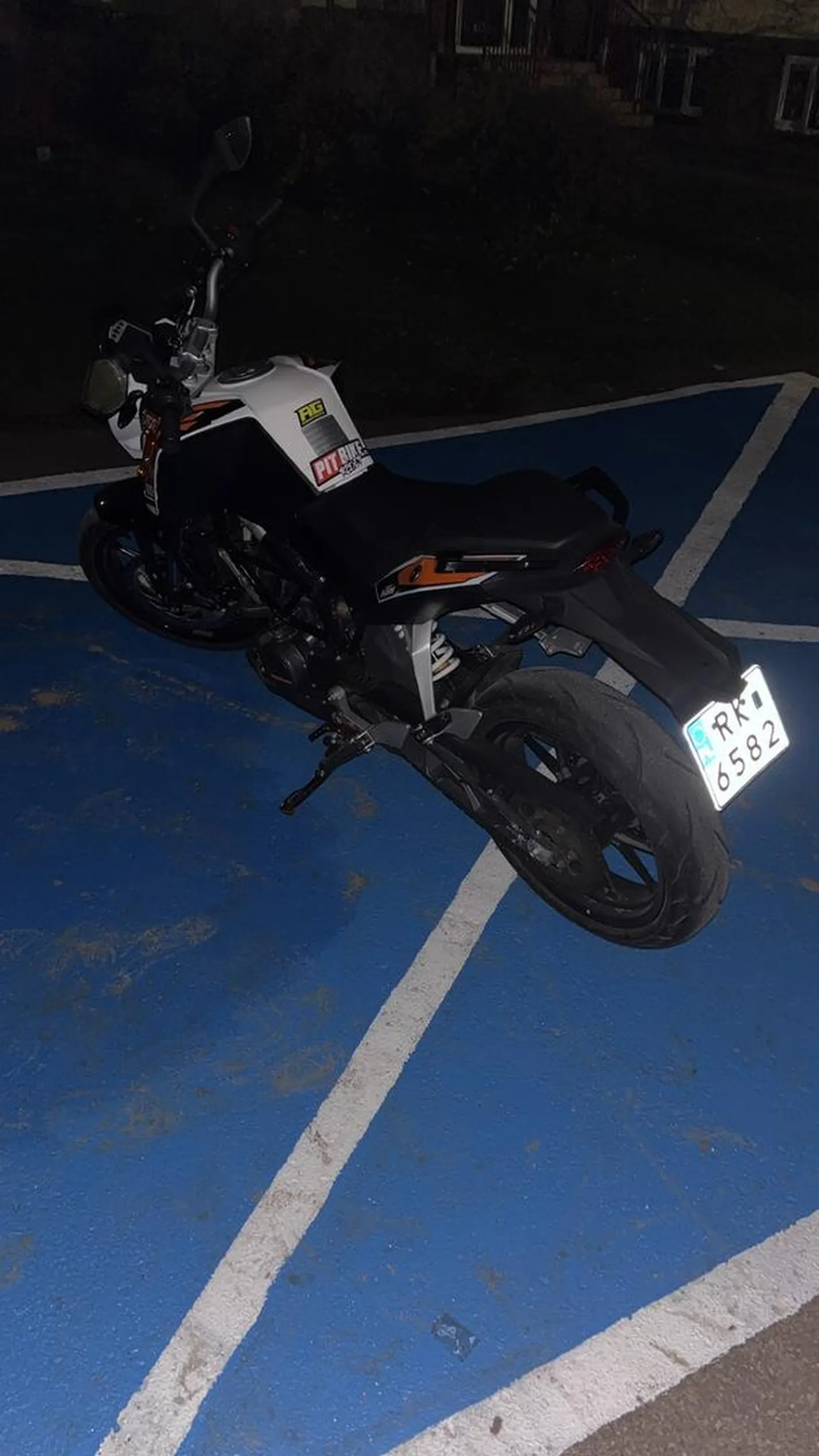 Kierowca tego pojazdu zatrzymal sie na miejscu dla niepelnosprawnych blokujac mi zaparkowanie auta