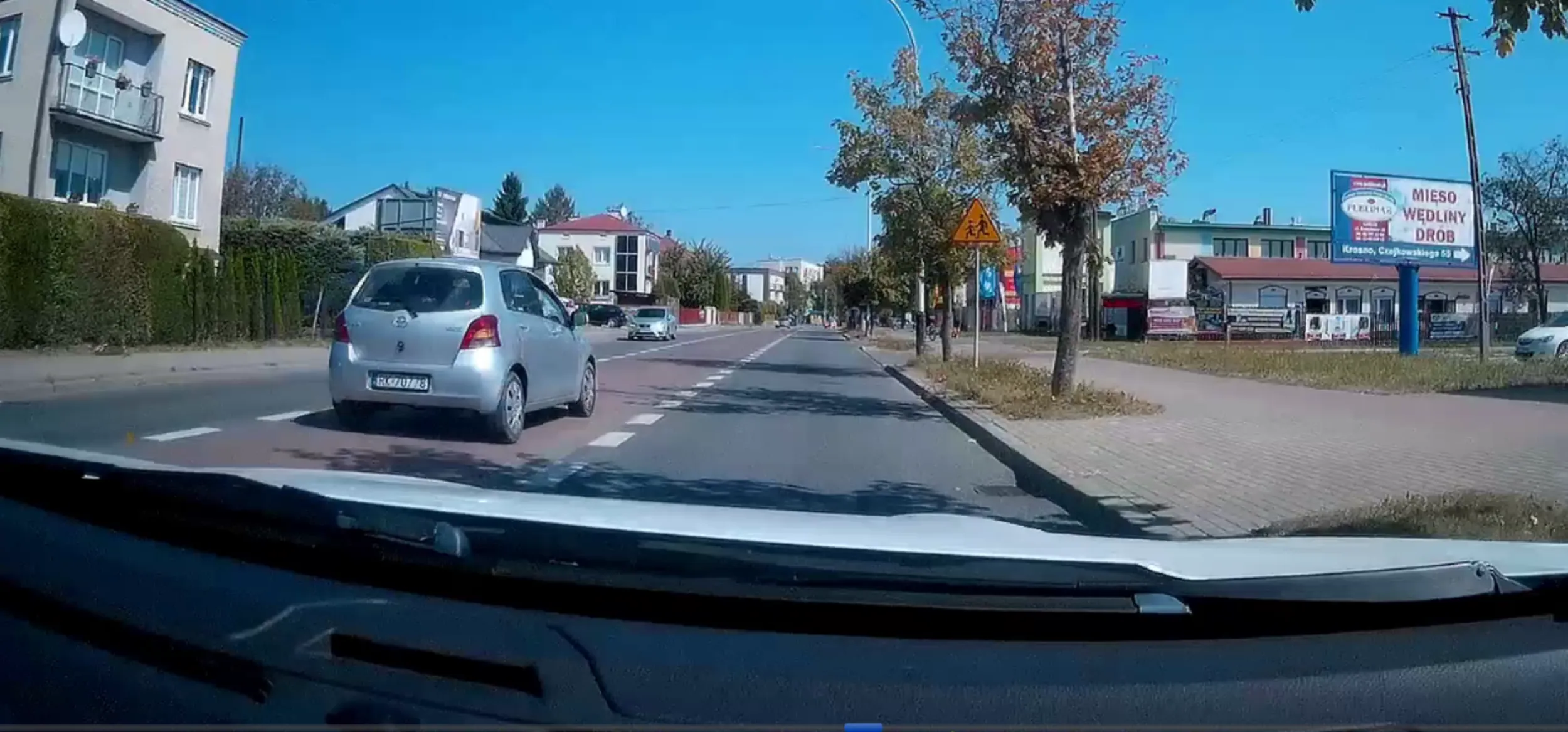 Typek jechał na oko ponad 70 km/h w terenie zabudowanym wyprzedzając pasem przeznaczonym jako lewoskręt. Gratulacje!