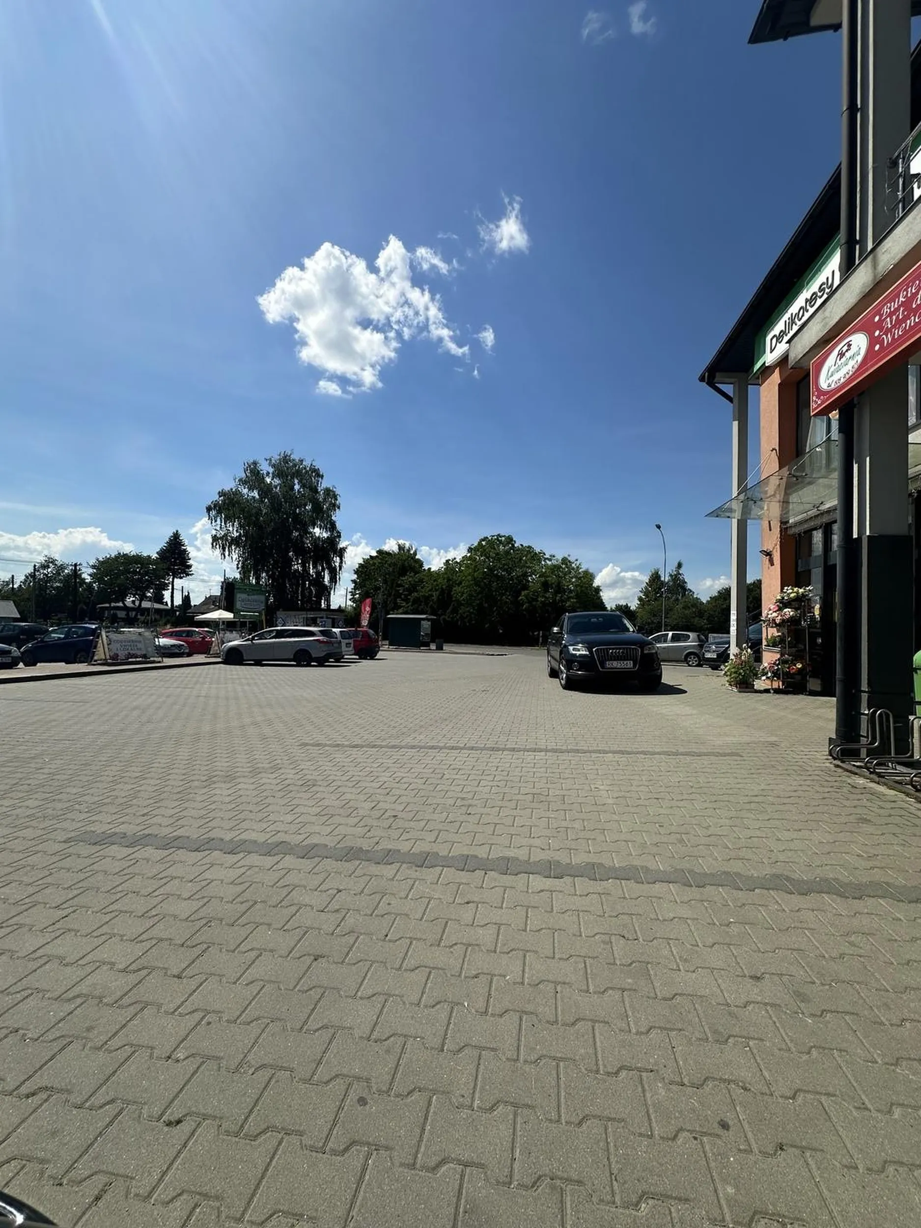 Gdy nie chce ci się podejść 5m, pusty parking