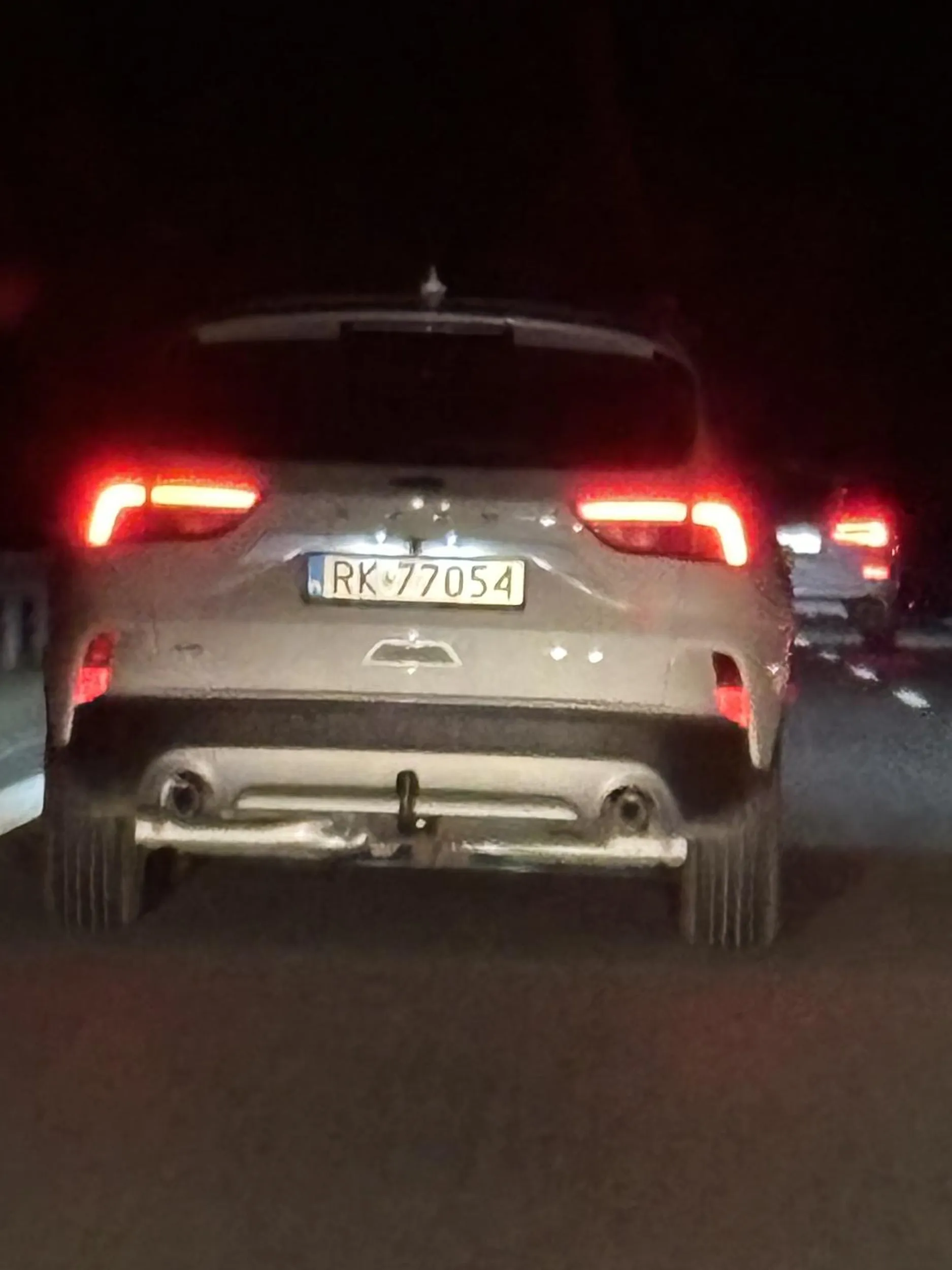 Jak nie wiesz że lewy pas służy do wyprzedzania to wróć się na prawo jazdy. Cały lewy pas wolny i jedziesz 100 km/h na autostradzie zamiast zjechać na prawy i mnie puścić