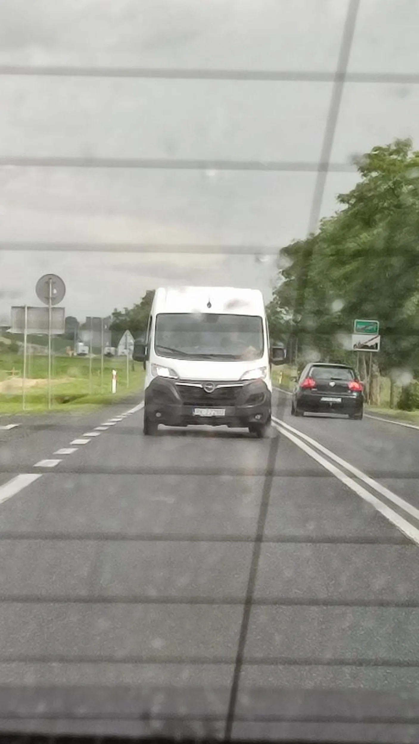 Chciałbym zgłosić okropne i skandaliczne zachowanie tego kierowcy. krew mnie zalewa po tym co zrobił, jadę sobie na głośniku budda a on mi wyjeżdża tyłem, nie wiem zrobić. Nie pozdrawiam