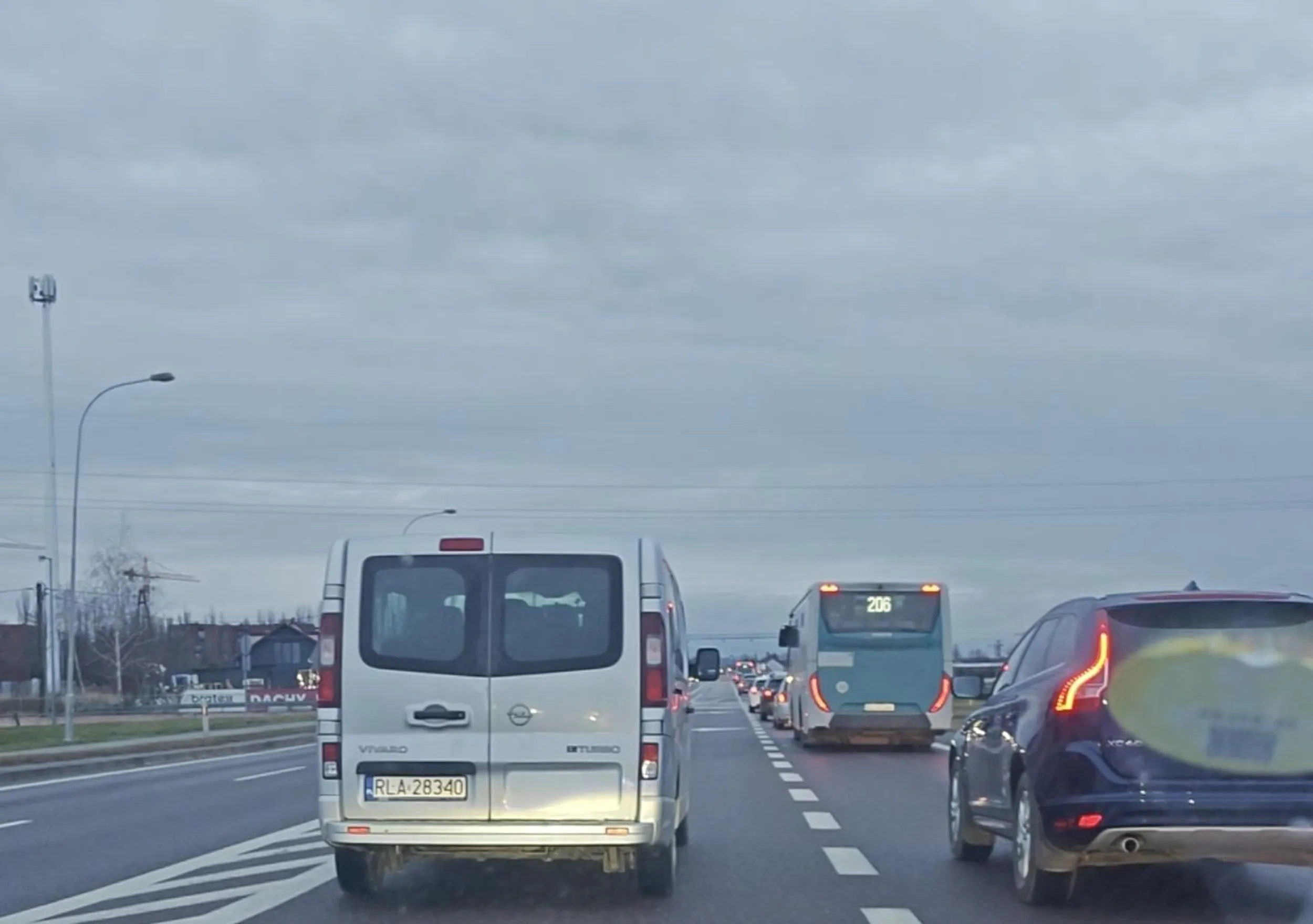 Szeryf blokujący lewy pas na wylocie z Rzeszowa Najpierw wymuszenie a później blokowanie pasa