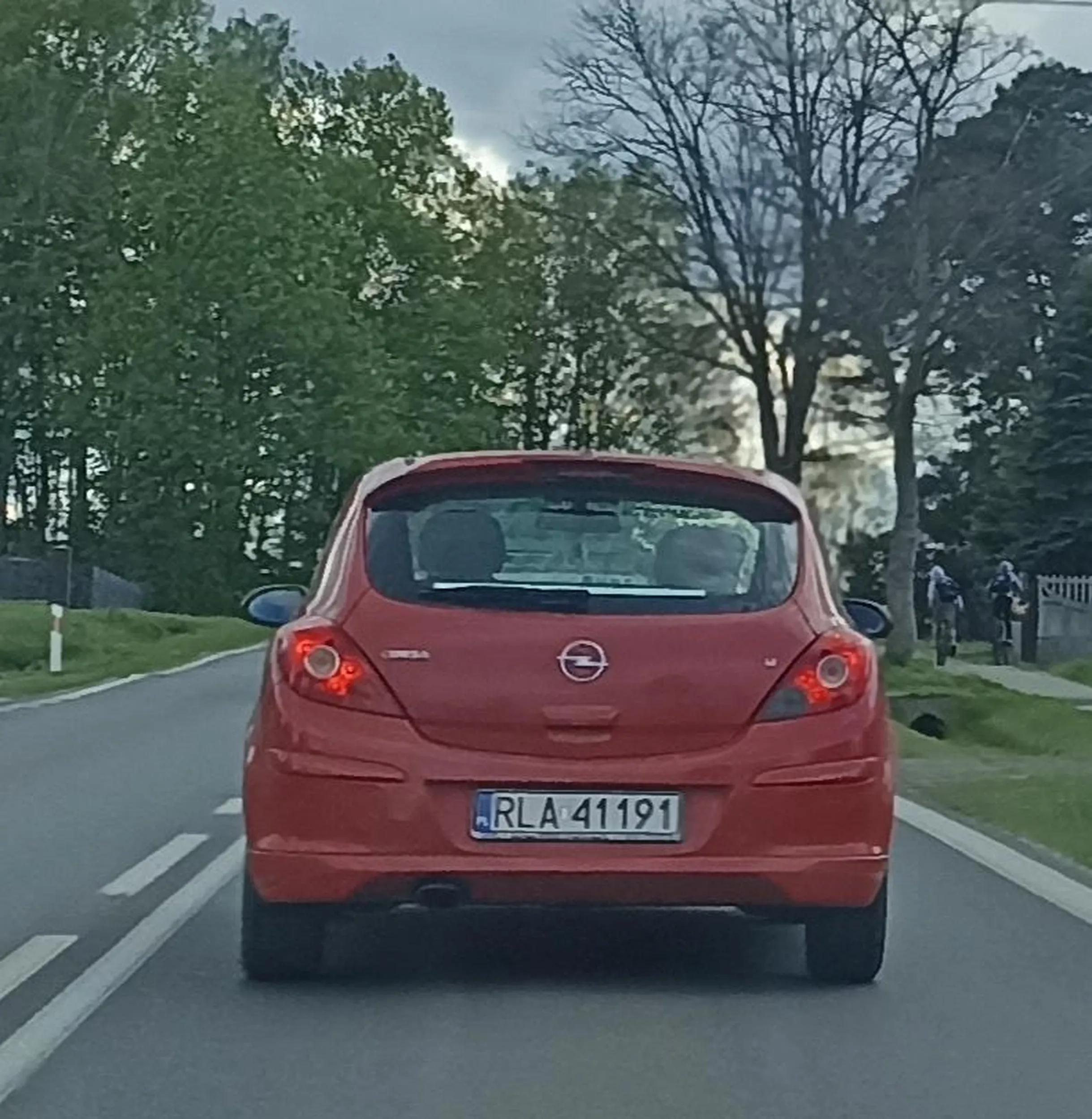 Kobieto błagam szanuj swoje życie i zdrowie i nie wymuszaj na wyjeździe z parkingu wyjechałaś mi na główną drogę przed maskę sytuacja w giedlarowej najpierw się upewnij że nic nie jedzie...