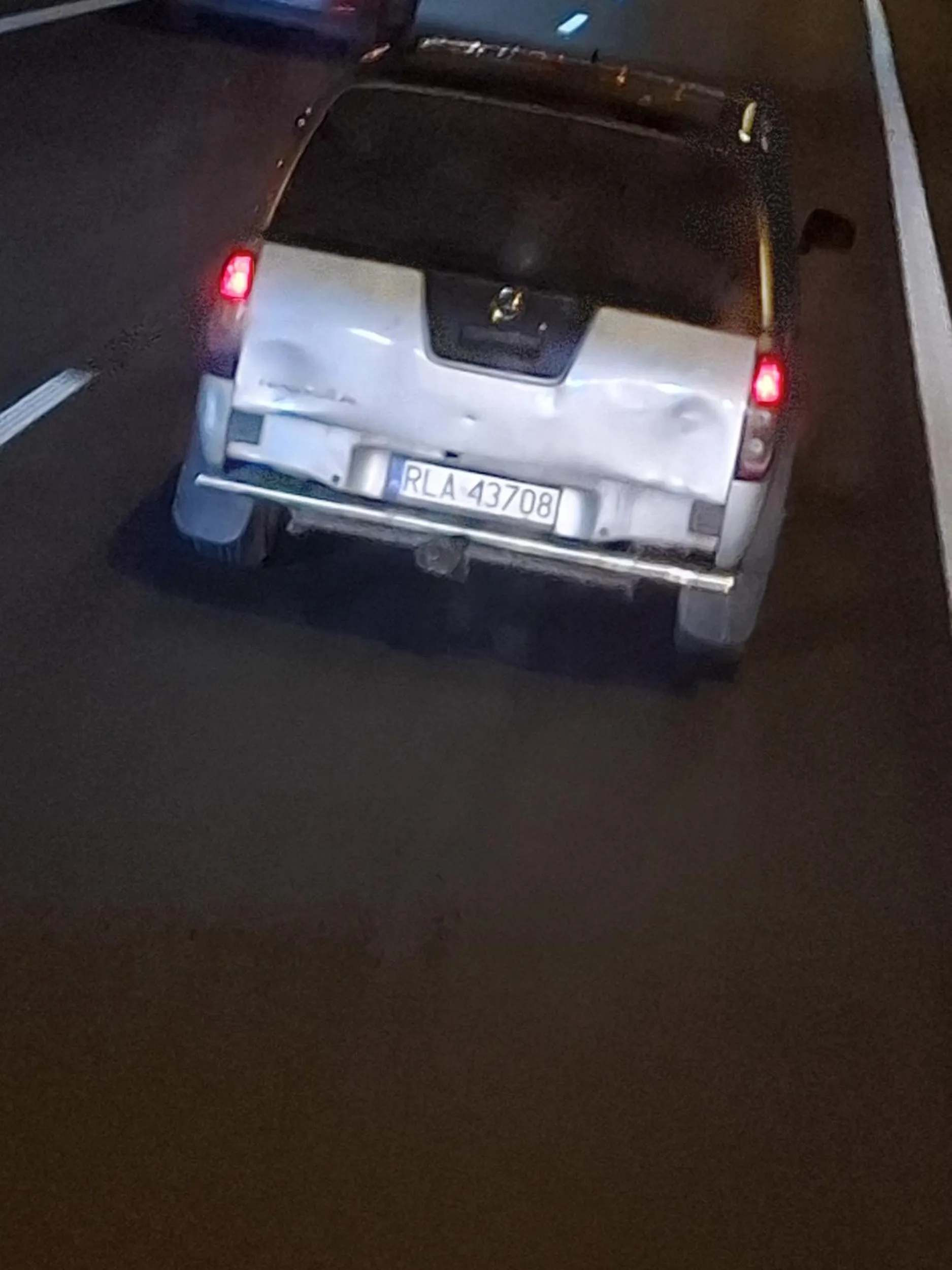 Nie pozdrawiam cię parówo ,najpierw wyprzedzisz ciężarówkę, później wleczesz się specjalnie ,nie dajesz się wyprzedzić a na końcu wyhamowałeś mnie do 40km/h ,następnym razem nie będę hamował i wypieprzę Ci w dupe.