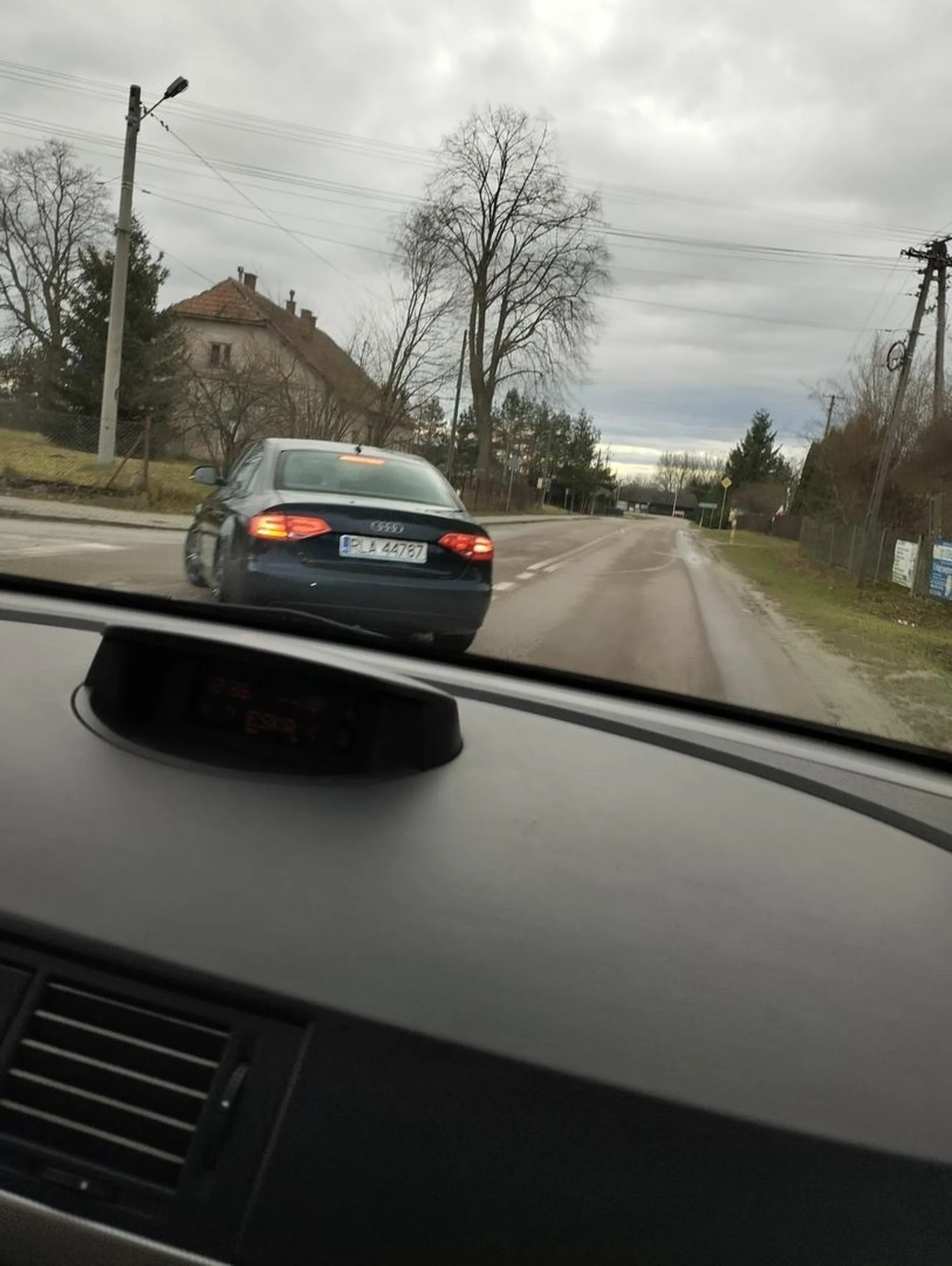 Jakis niepełnosprawny audiarz wymusza pierwszeństwo przy wyjeździe z myjni po strabieniu zamiast przeprosić jedzie 10 na godzinę nie pozdrawiam kaudiarza