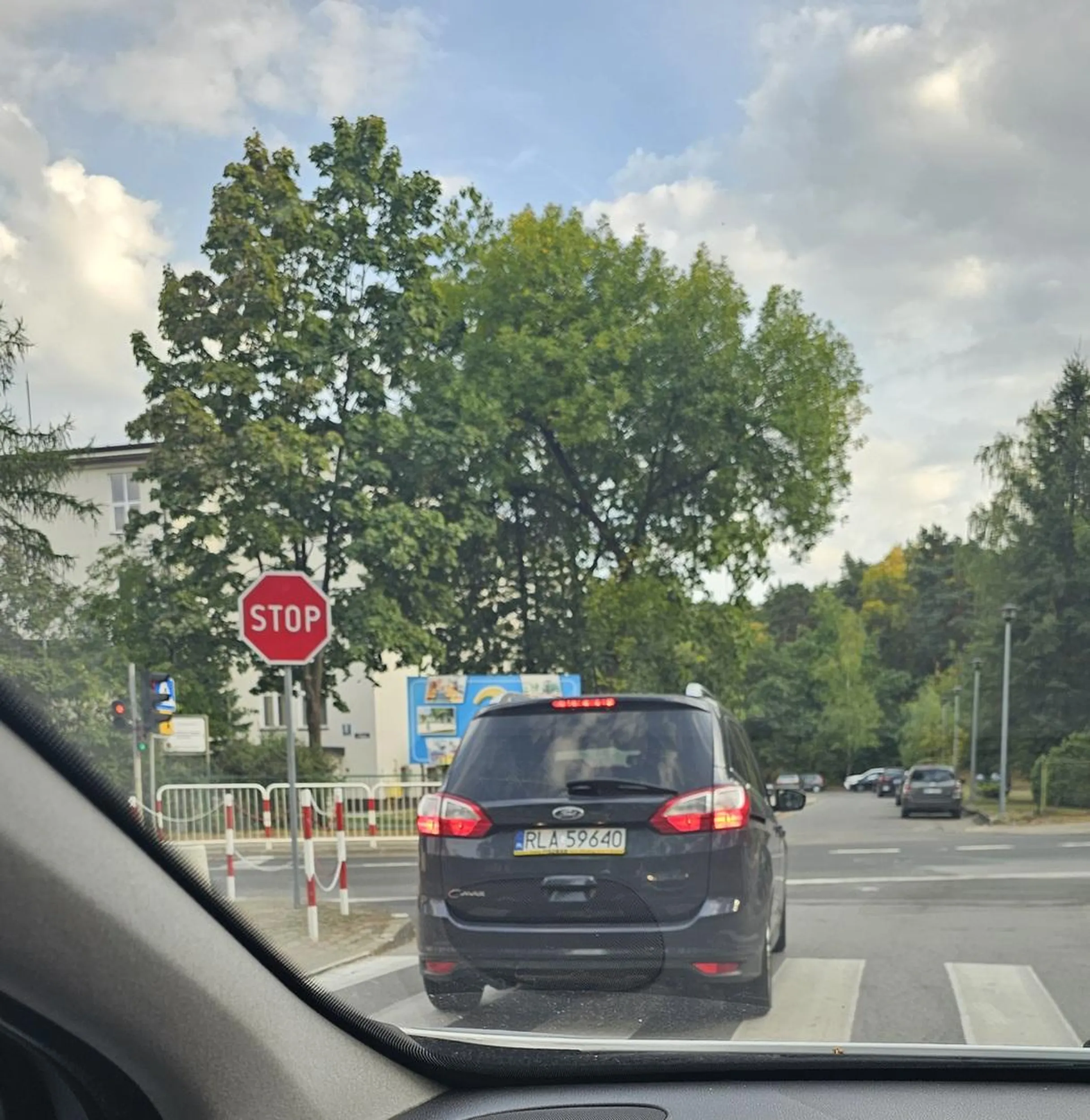 Droga jednokierunkowa. Kierowca niedość ze stoi na pasach to jeszcze blokuje innym skręt w prawo...dramat...pomyśl człowieku o innych użytkownikach drogi