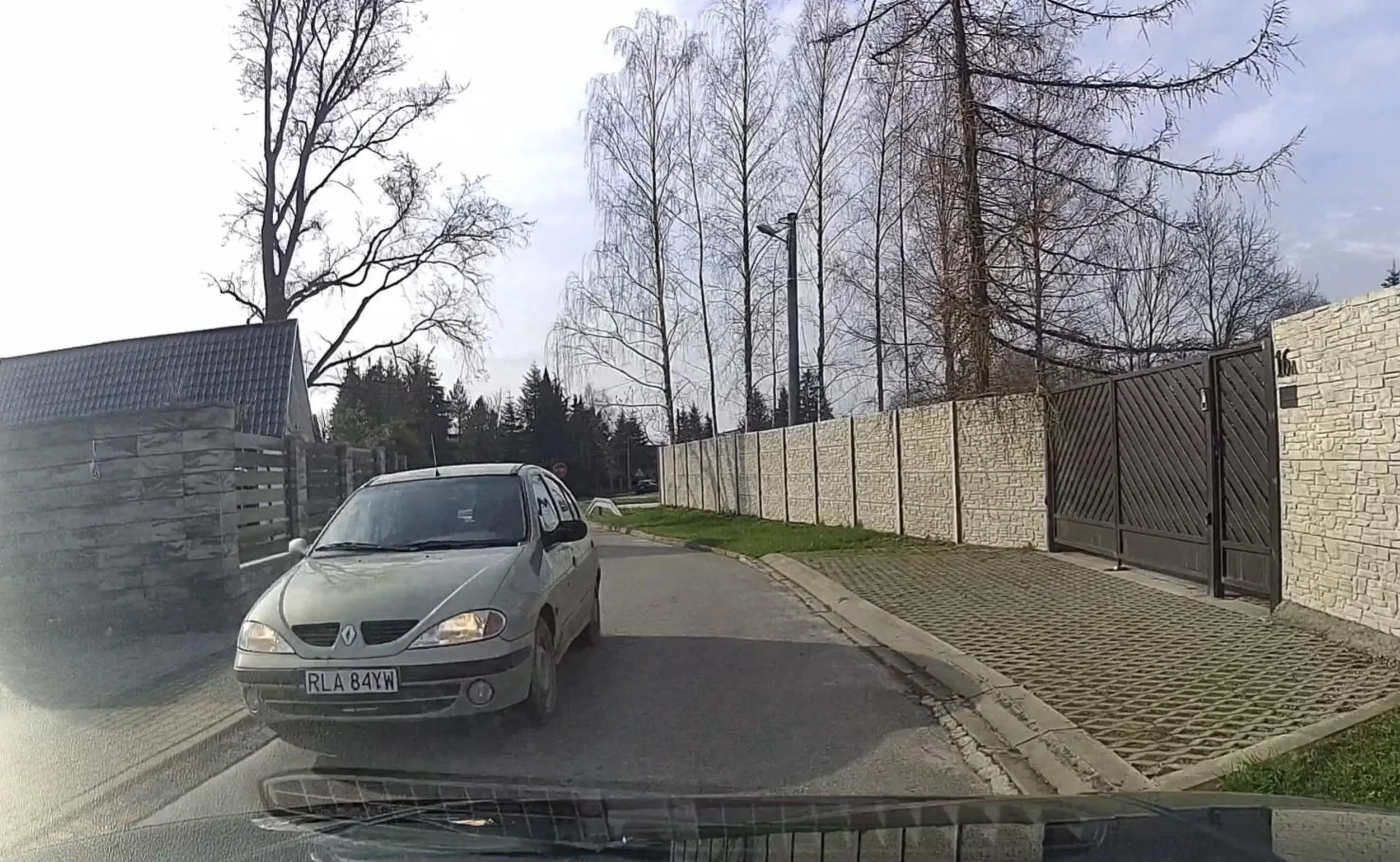 Jeździ środkiem drogi pod prąd na jednokierunkowej