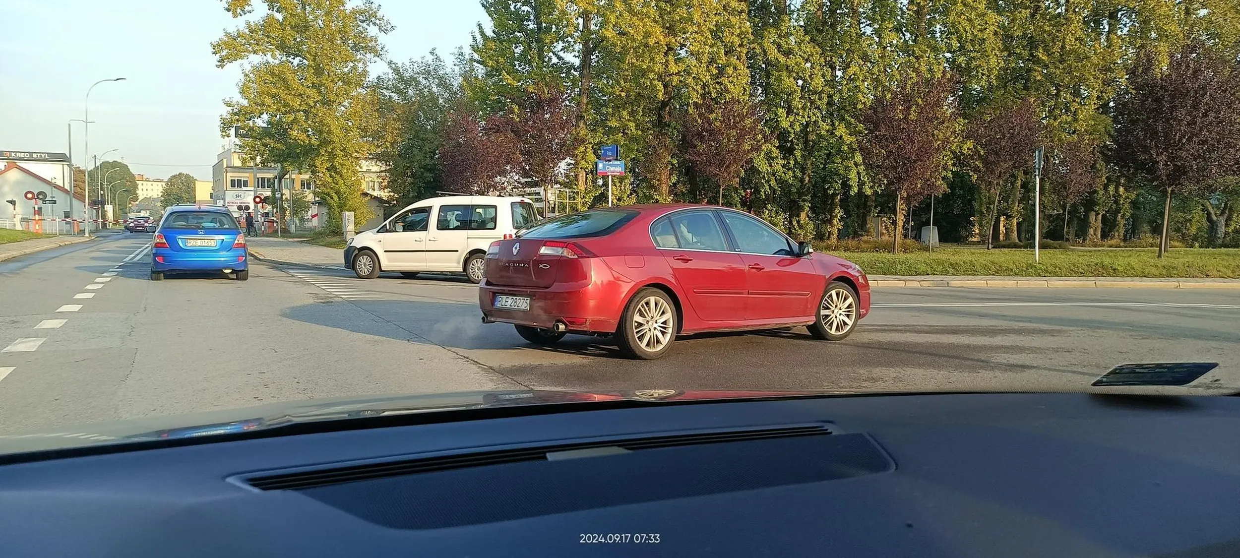 Omijanie na podwójnej ciągłej pojazdów stojących w korku, żeby czasem o minutę za długo nie postać.
