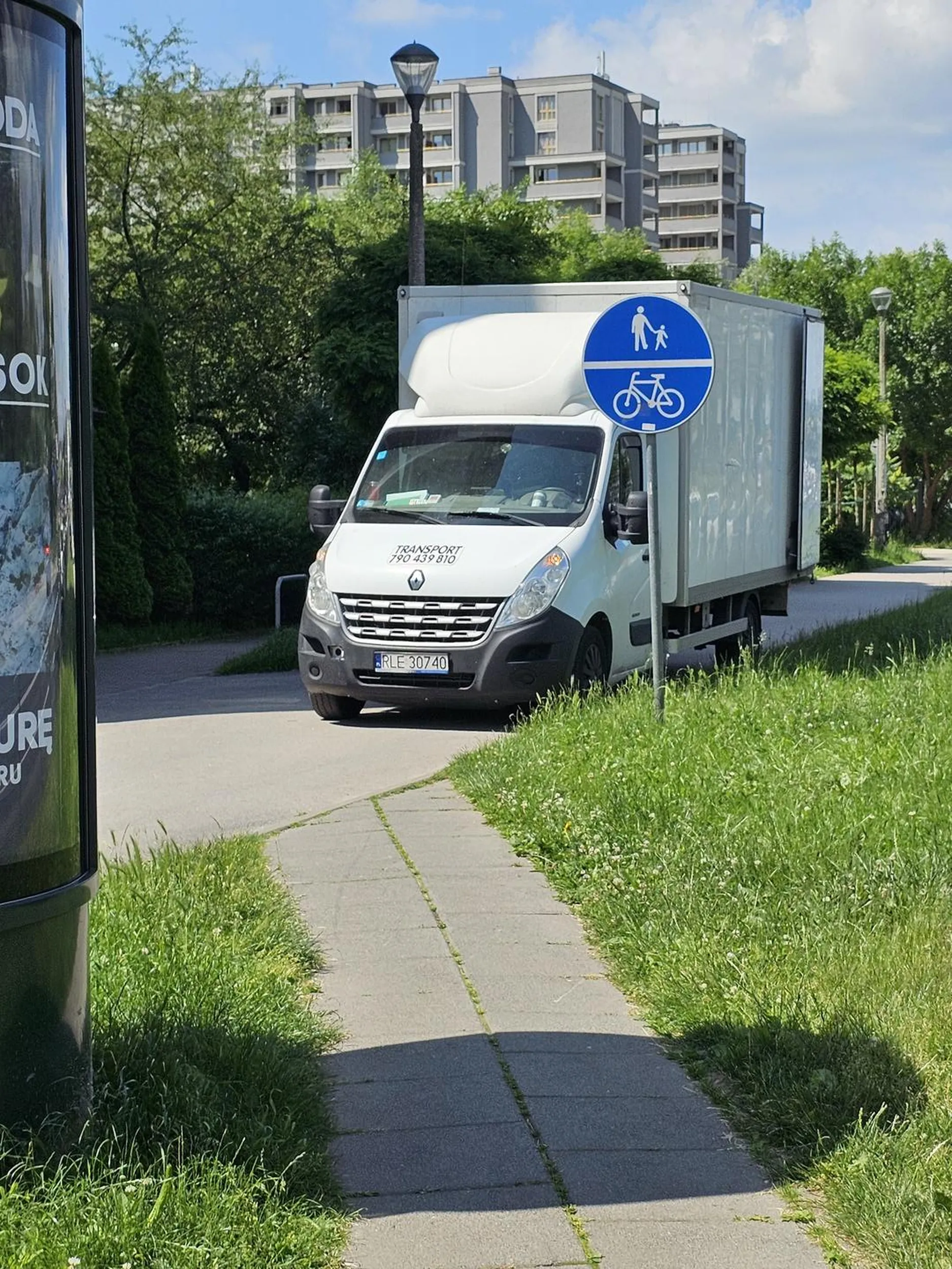 Piękne parkowanie i jazda po chodniku