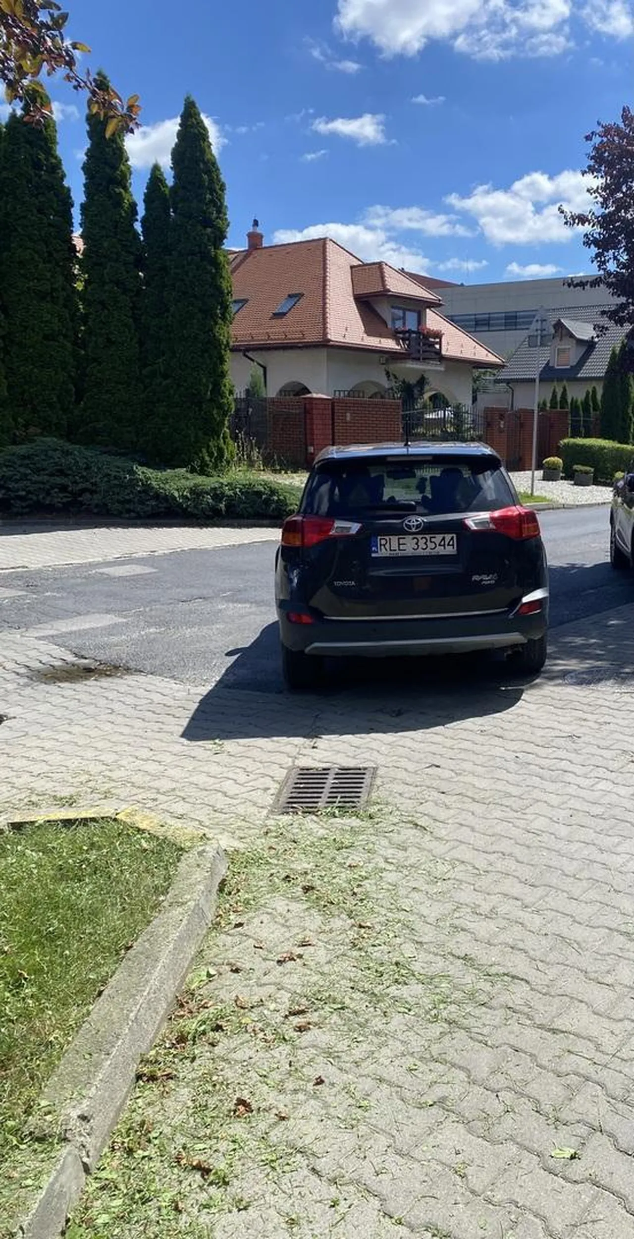 Droga wjazdowa na parking, a ktoś stwierdził ze super pomysłem będzie zaparkowanie tam mimo ze obok były wolne miejsca parkingowe
