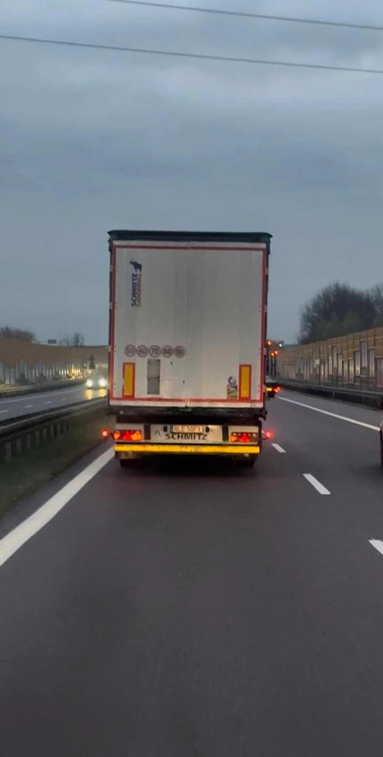 Wymuszający rycerz lewego pasa. Dnia 14.11.24 o godzinie 16 przed wjazdem do Rzeszowa wymuszał pierwszeństwo i wjeżdżał na lewy parę razy z rzędu robiąc korek i zmuszał do ostrego hamowania.