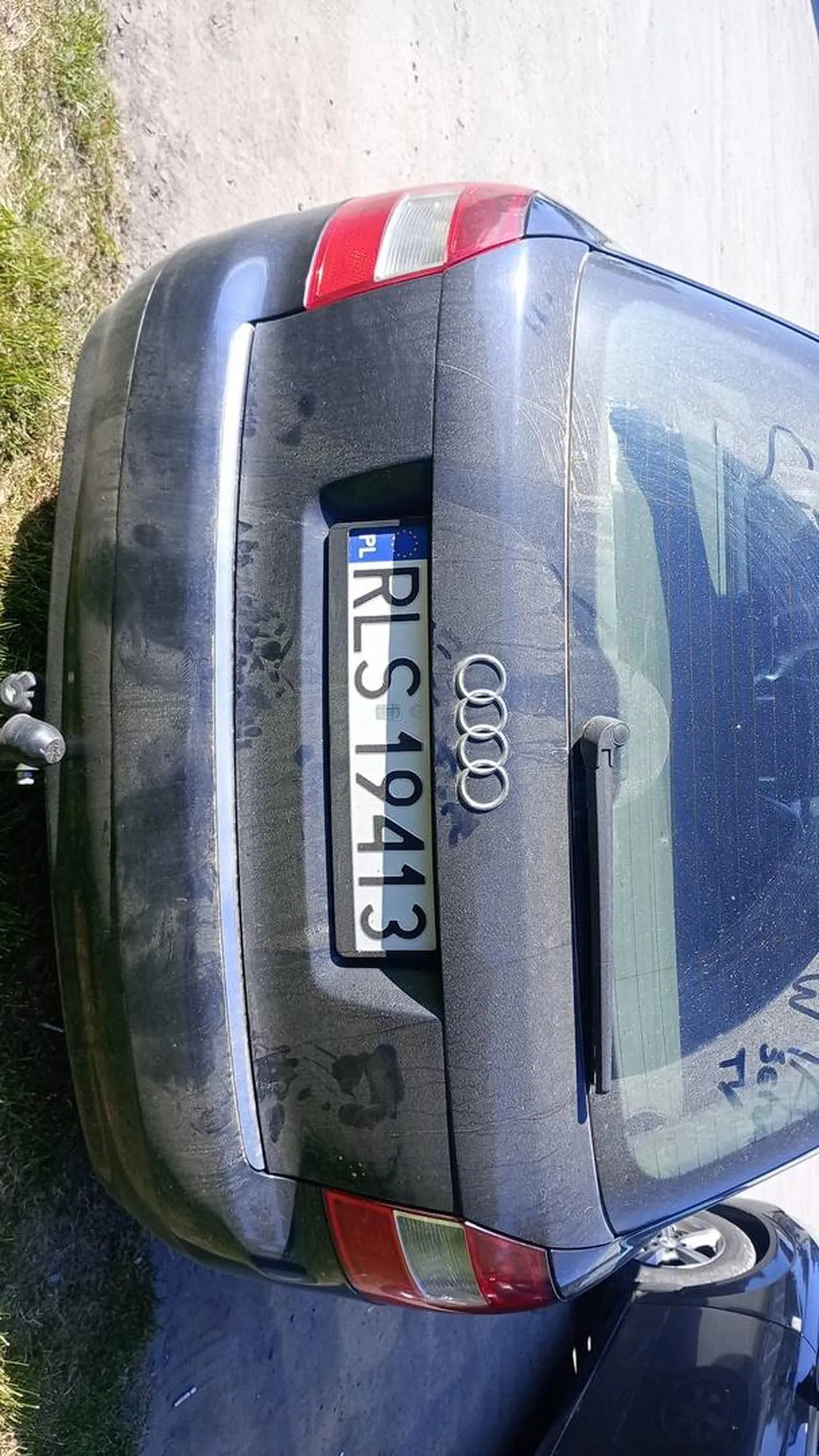 Puszcza na całe głośniki jakieś nuty cypisa wkurwiają wszystkich dookoła.