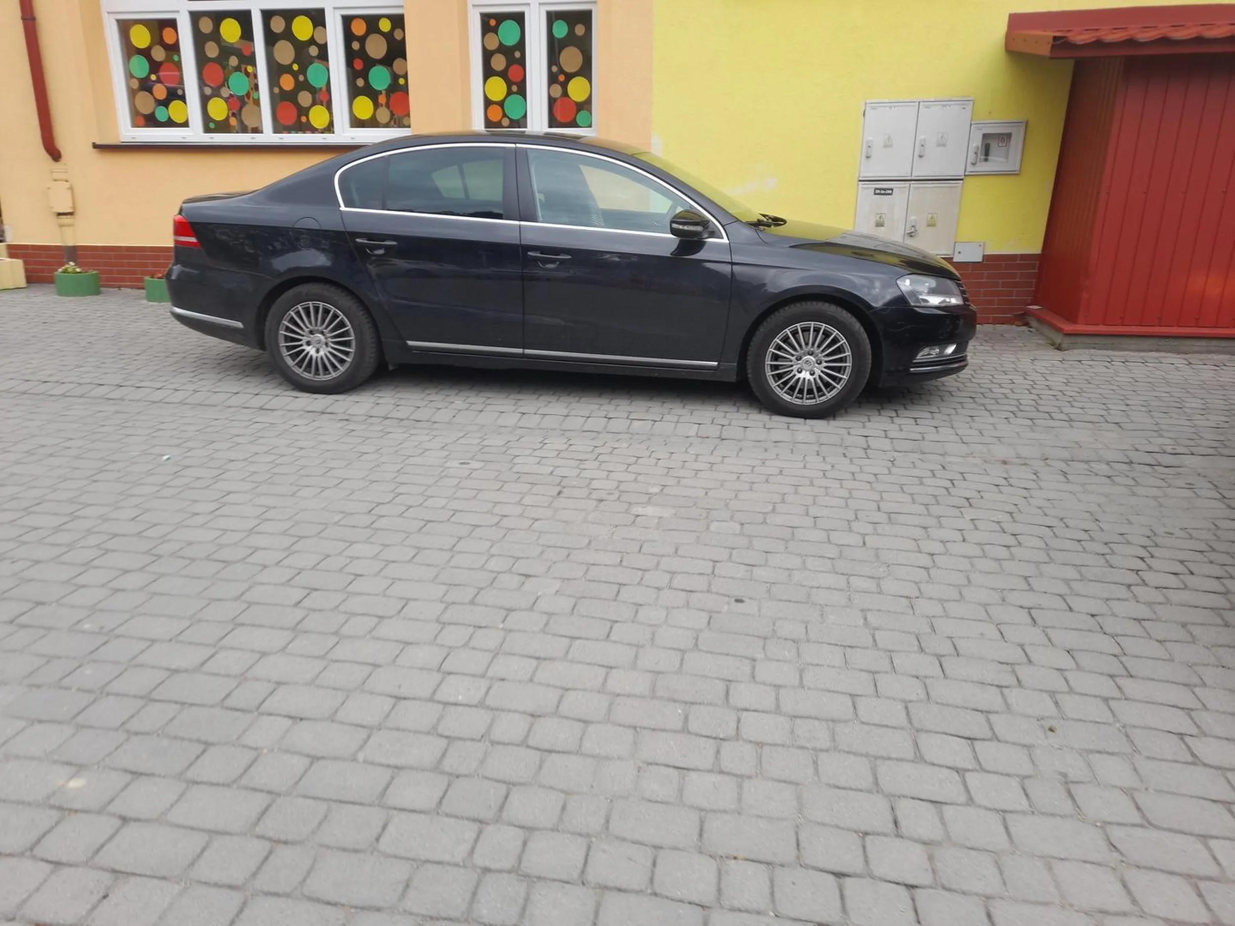 Staną pod przedszkolem na 3 miejscach parkingowych. Nie dość że stanął bokiem zamiast przodem to zajmował 3 miejsca za miast jednego, a na dodatek pod przedszkolem jest mało miejsca.