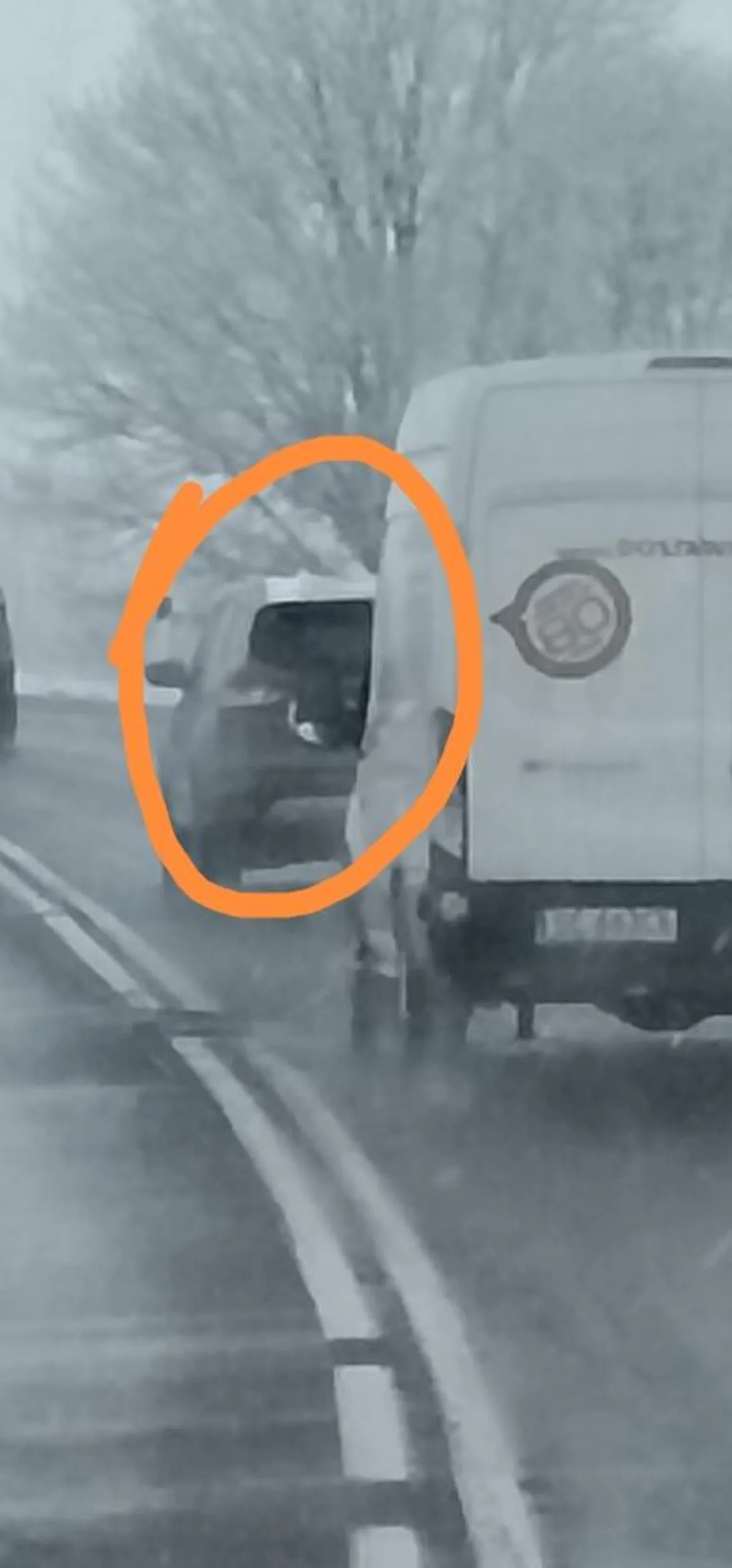 Nie wiem co za de... jeździ tym Grafitowym Fordem Kuga ale mądre to nie jest?. Dziś na obwodnicy Sanoka od strony zagórza wziął się za wyprzedzanie busa i dostawczaka z utrzymania dróg schował się za niego po czym kierowca Forda stwierdził że wyprzedzi dalej i wcisnął się między barierki i samochód. Gość już łapał odśnieżonego pobocza nie wiele brakowało żeby wypadł z drogi.