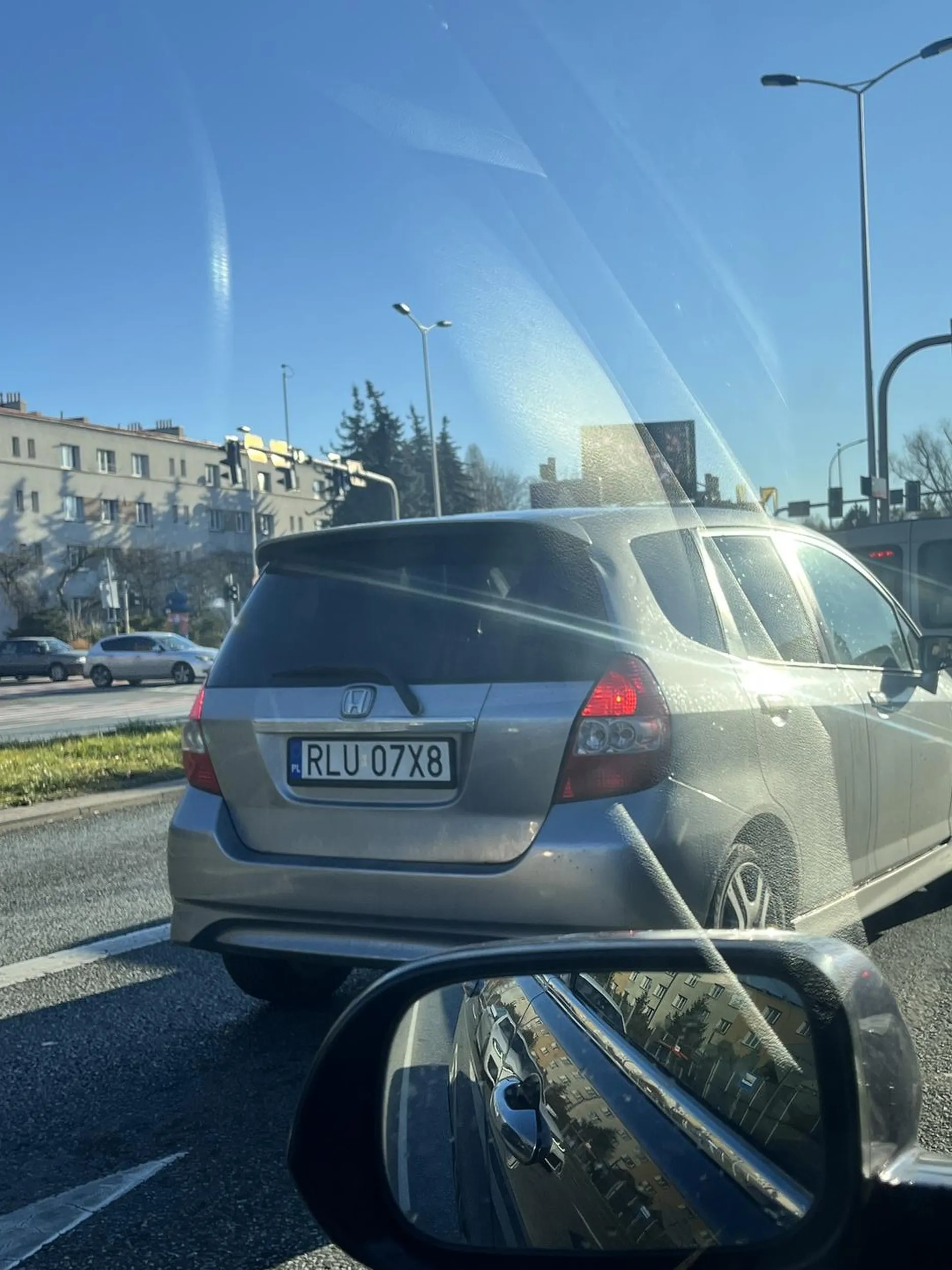 Stwarza zagrożenie na drodze Honda rejestracja RLU 07X8