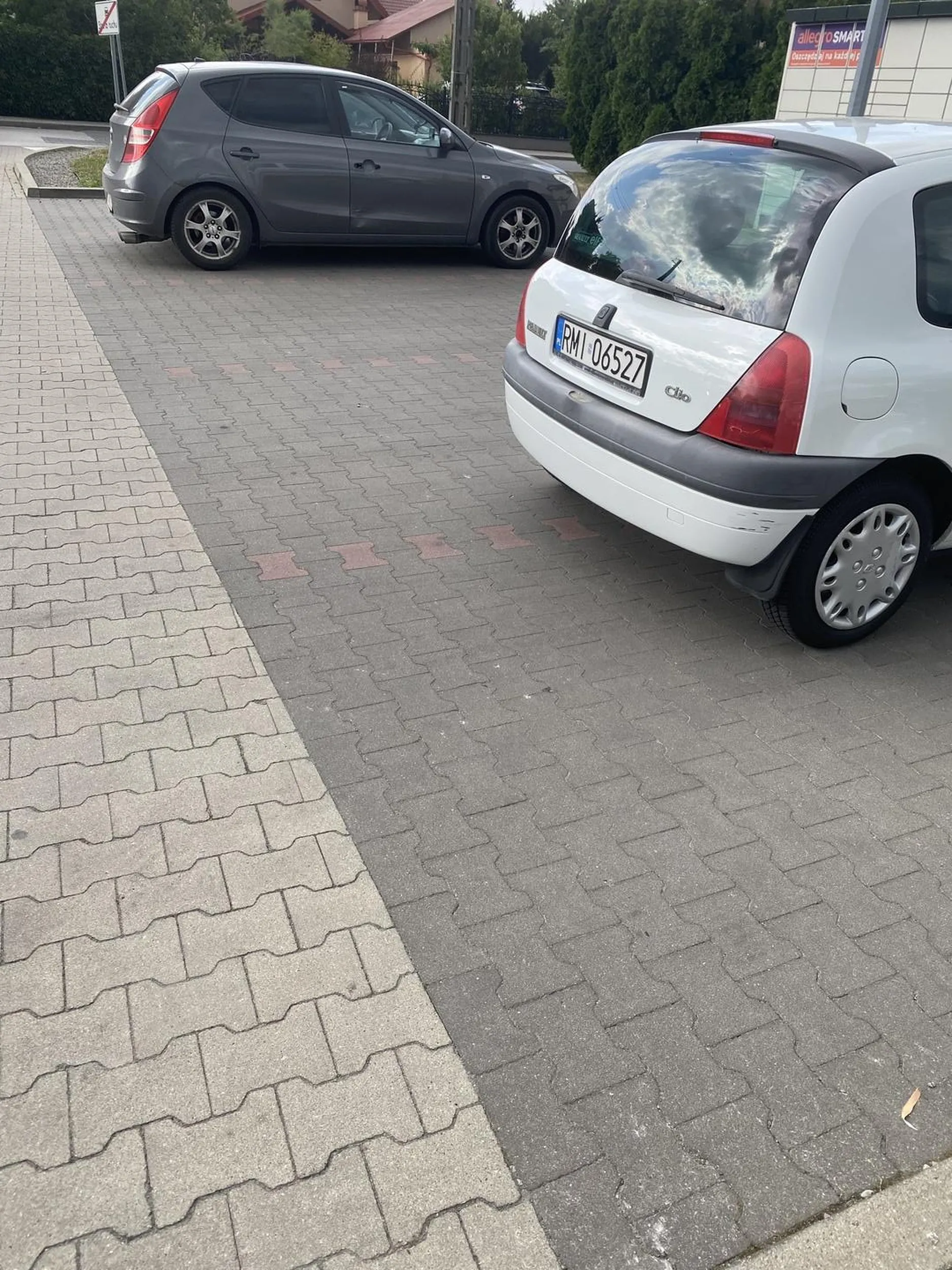 Parkuje na lini zamiast między liniami i jeszcze się drze że wsiąść nie może bo to JA jej blokuje drzwi