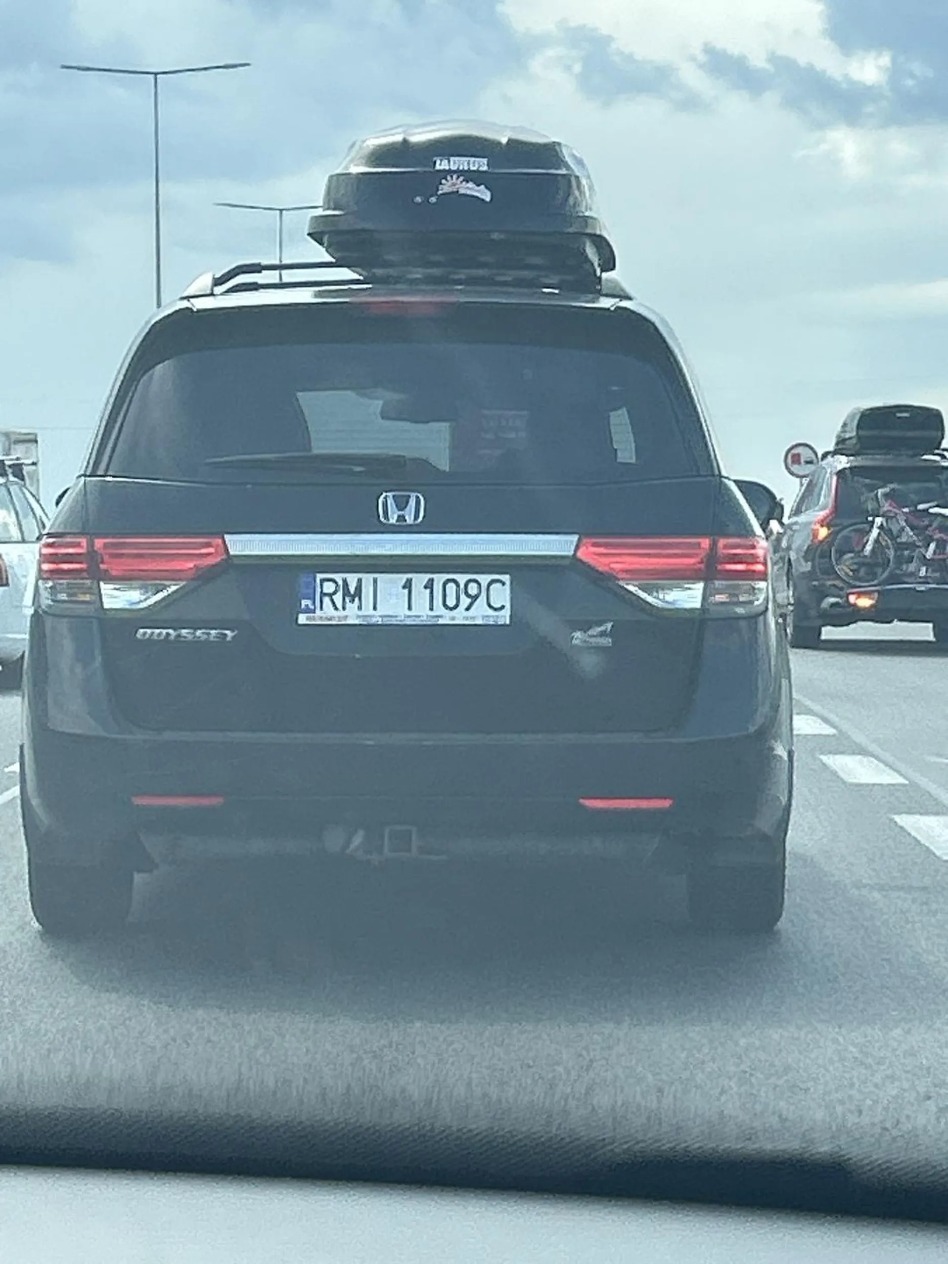 Wpierdala sie przed maske, 0 pomyślunku. Nawet nie przeprosil.