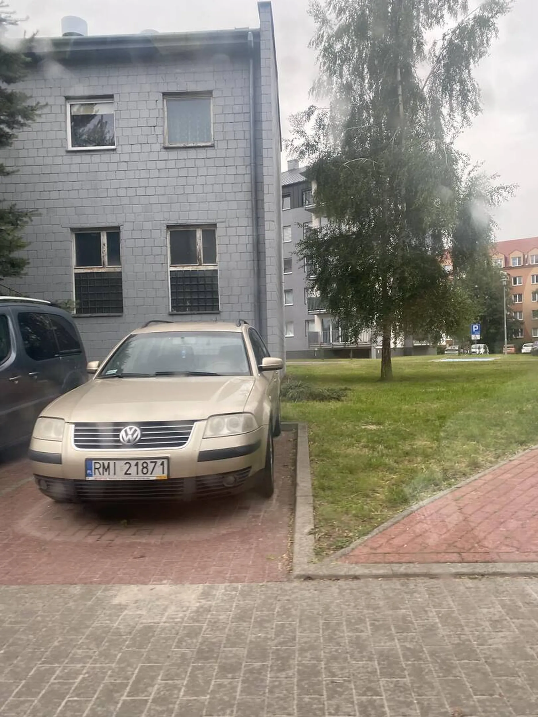 Kawał wała, guwniarz jezdzi zlotym szrotem a wozi sie jakby to byla limuzyna,jezdzi księciu jakby był Panem drogi,szlachcicem,Krolem szos Rozglądaj sie w lusterka pacanie jeden Nie pozdrawiam!