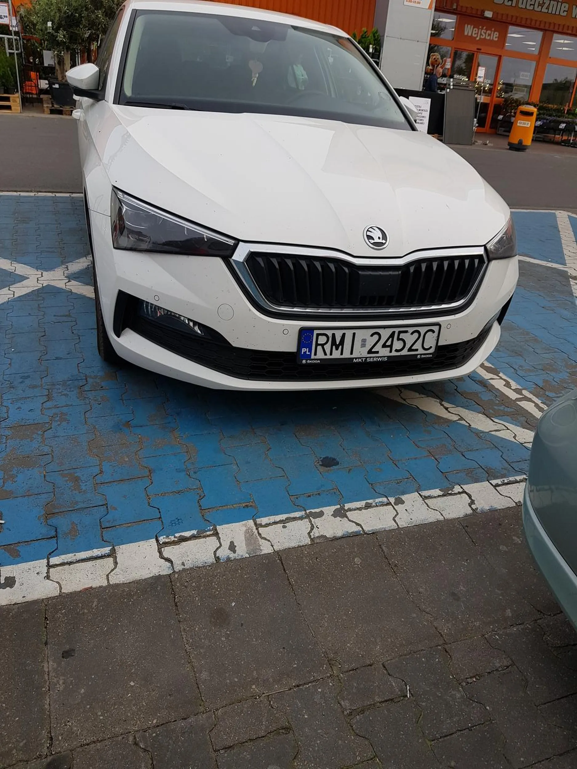 To nie był inwalida, ale zaparkował gorzej niż gdyby nim był. Dwa stanowiska.