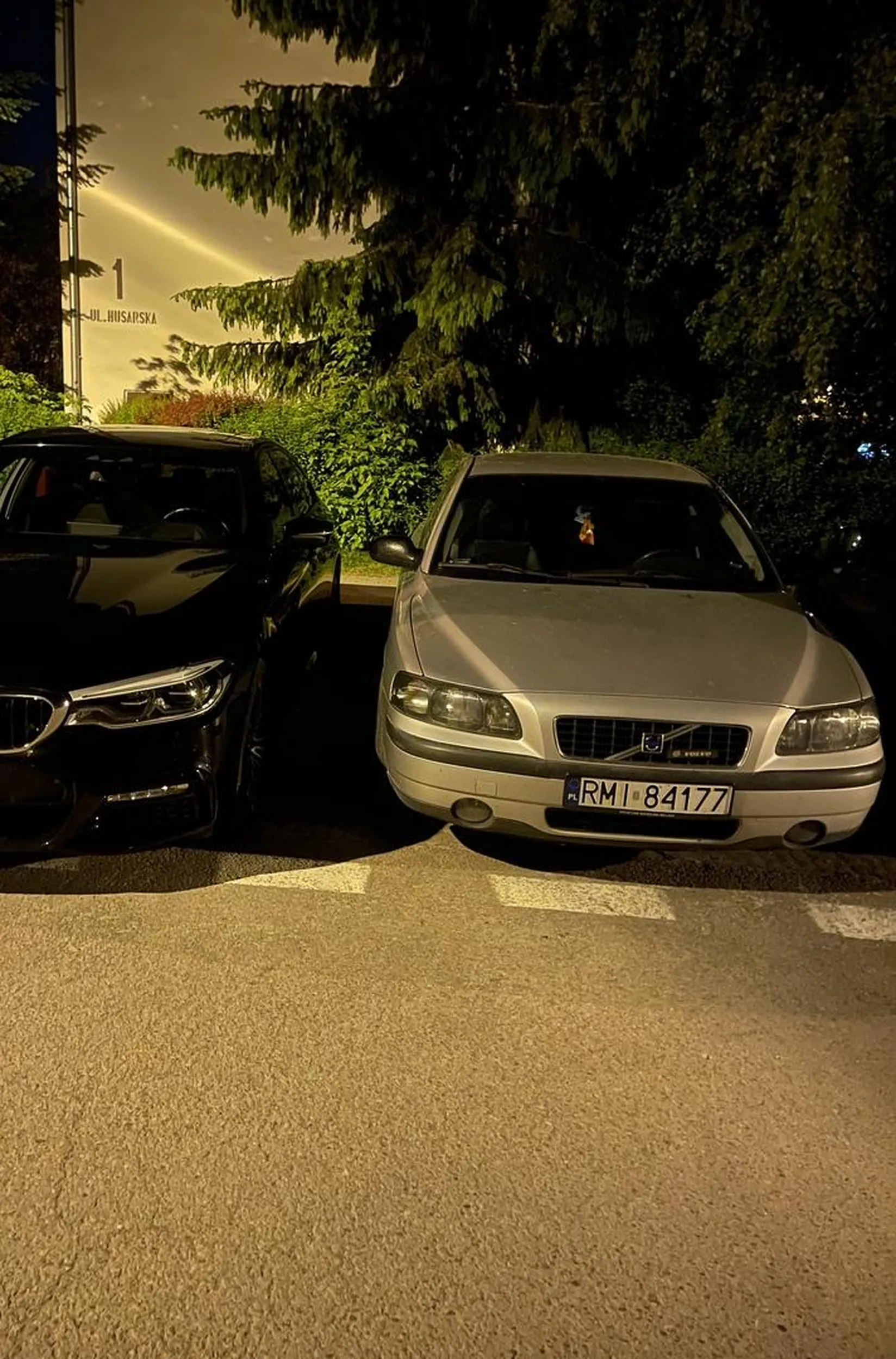 Panie, ja zrozumie wszystko. Miejsca parkingowe robia dzis jak dla malucha a auta coraz wieksze. Ale zebym gimnastyke akrobacyjna odwalal co by do swojego auta wsiasc to naprawde. Zdjecia i tak tego nie oddaja, ale stanął tym volviaczem na żyletki zawodnik. Ale parkować umie, bo ryski żadnej nie zrobił - za to propsy. Ale na przyszłość, zostaw pan wiecej miejsca.