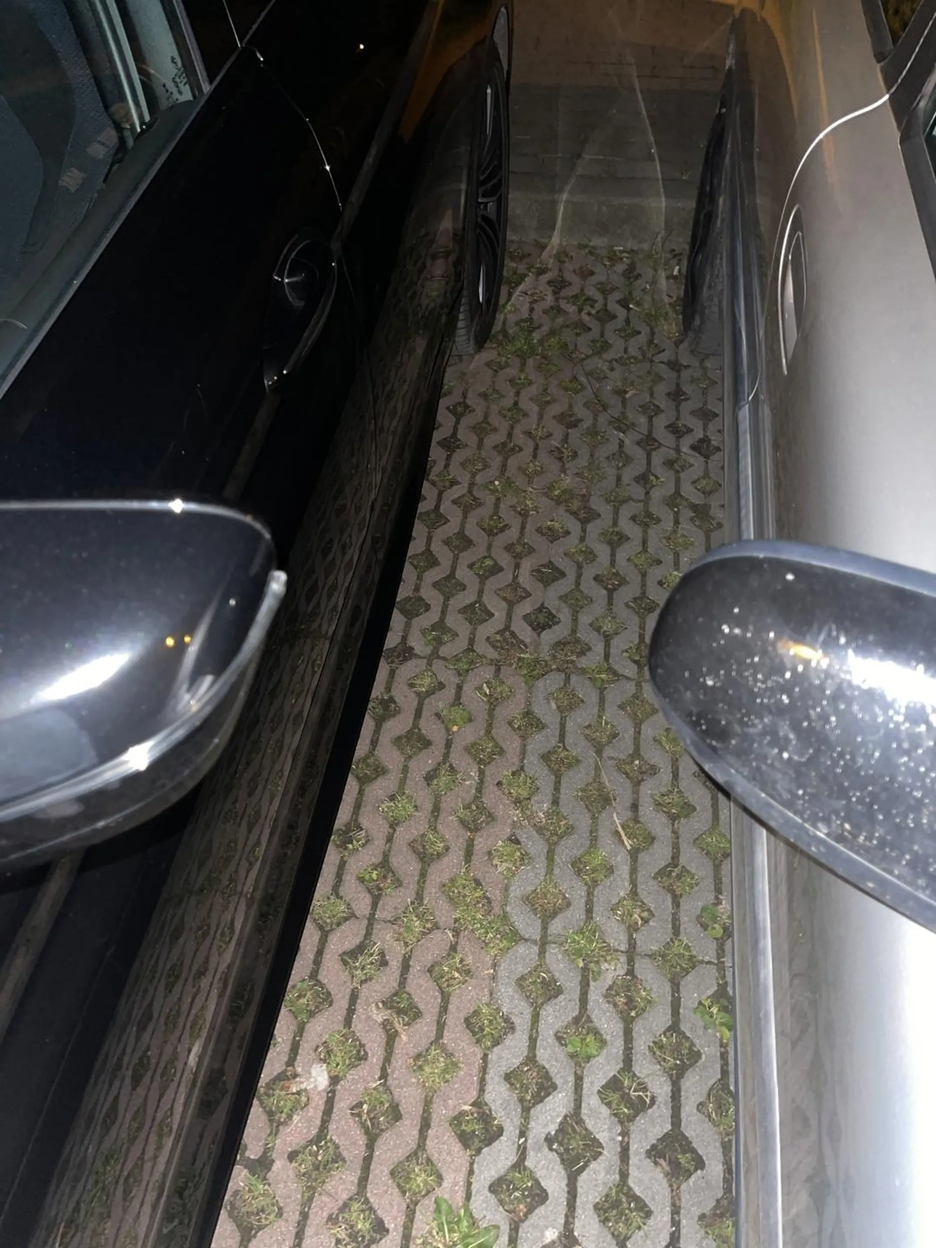 Panie, ja zrozumie wszystko. Miejsca parkingowe robia dzis jak dla malucha a auta coraz wieksze. Ale zebym gimnastyke akrobacyjna odwalal co by do swojego auta wsiasc to naprawde. Zdjecia i tak tego nie oddaja, ale stanął tym volviaczem na żyletki zawodnik. Ale parkować umie, bo ryski żadnej nie zrobił - za to propsy. Ale na przyszłość, zostaw pan wiecej miejsca.