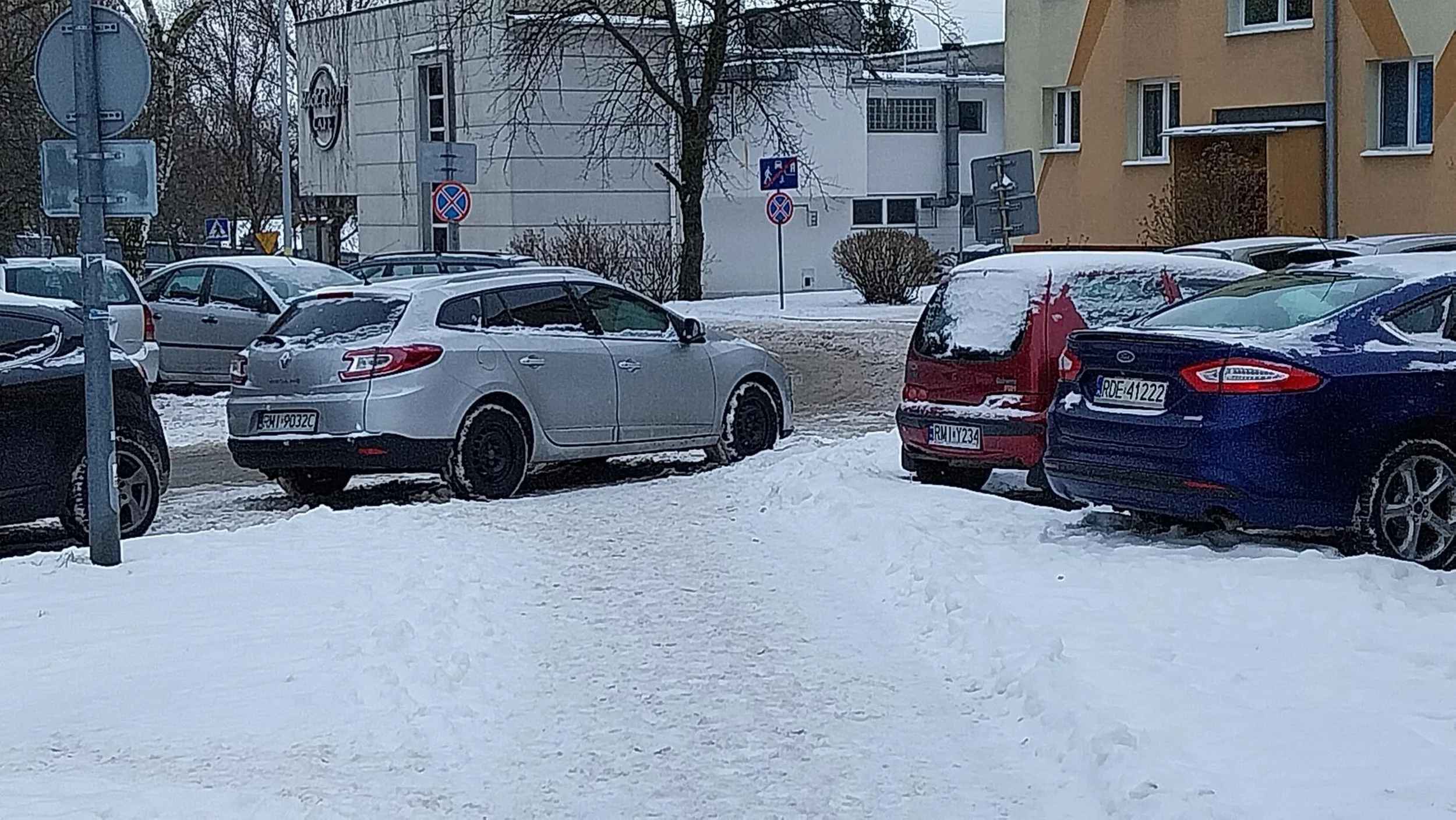 Blokowanie chomika w strefie zamieszkania chociaż dookoła parkingów w pełno.