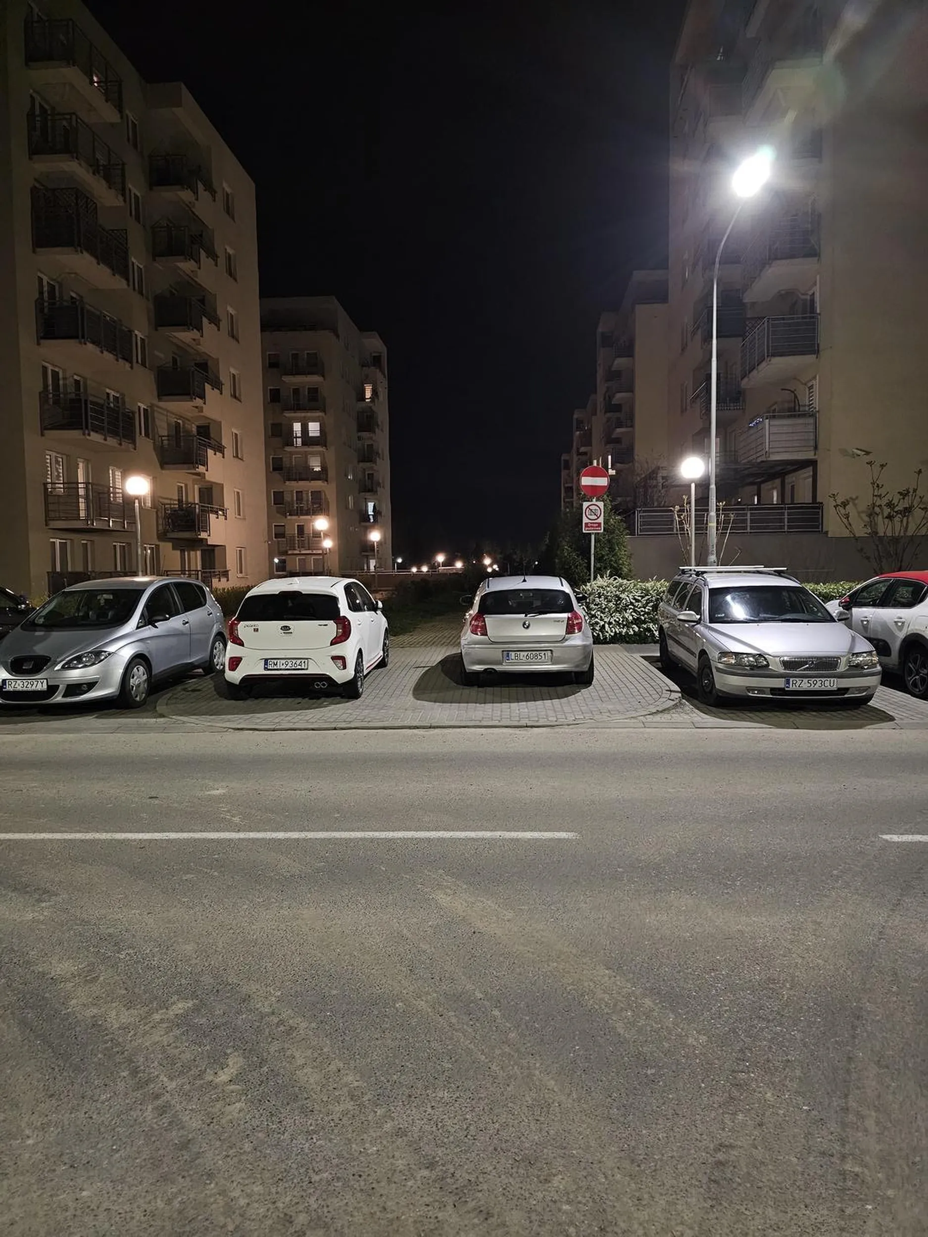 Zrobiła sobie paniusia prywatne miejsce z zakazu zastawiania??.. mózgu brak.....