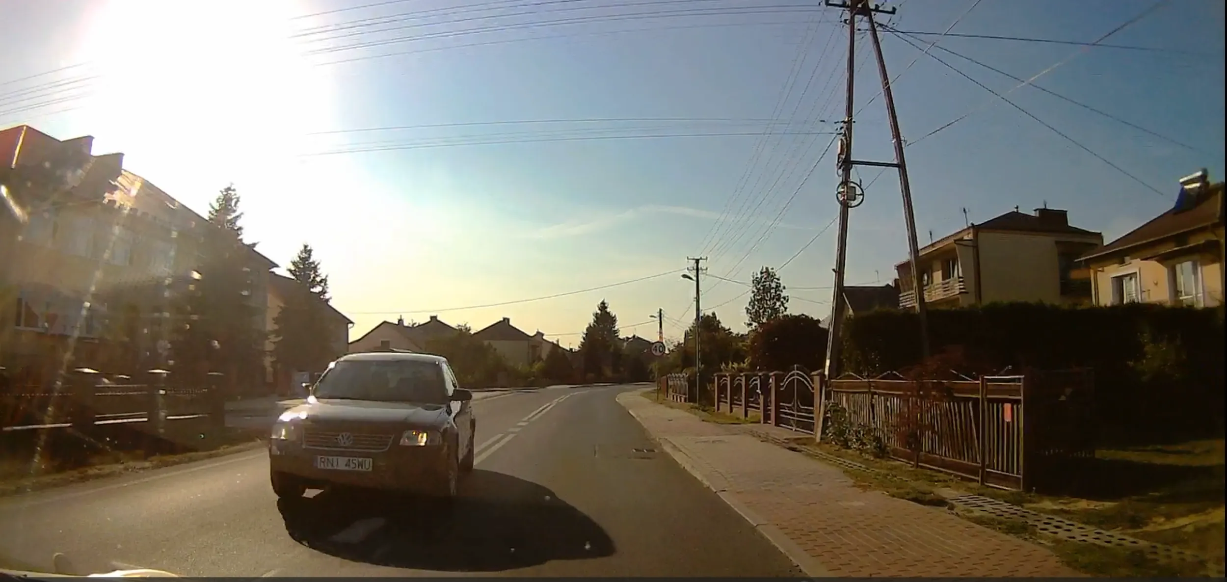 Chłop na pustej drodze podczas skręcania robi łuk swoim piździkiem jakby wyjeżdżał świeżo po załadunku scanią z kontenerami w stronę Gdyni