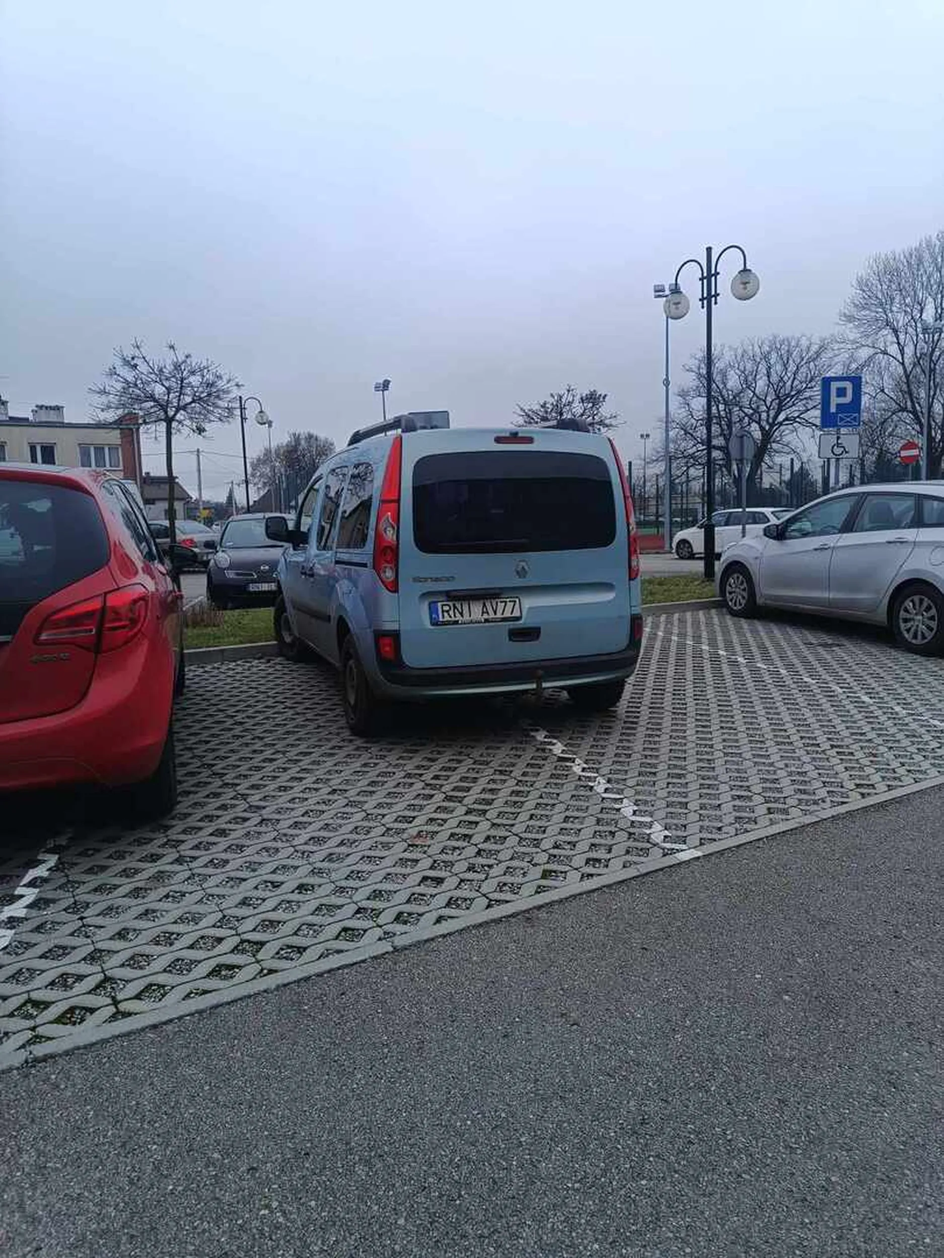 Kierowca jest bezczelny. Takie parkowanie jest niegodne człowieka myślącego, ale zwykłego knura