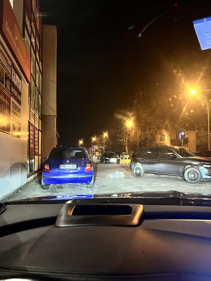 Patrz gdzie parkujesz…. Brak przejazdu. Dobrze ze laweta zabrala samochod.