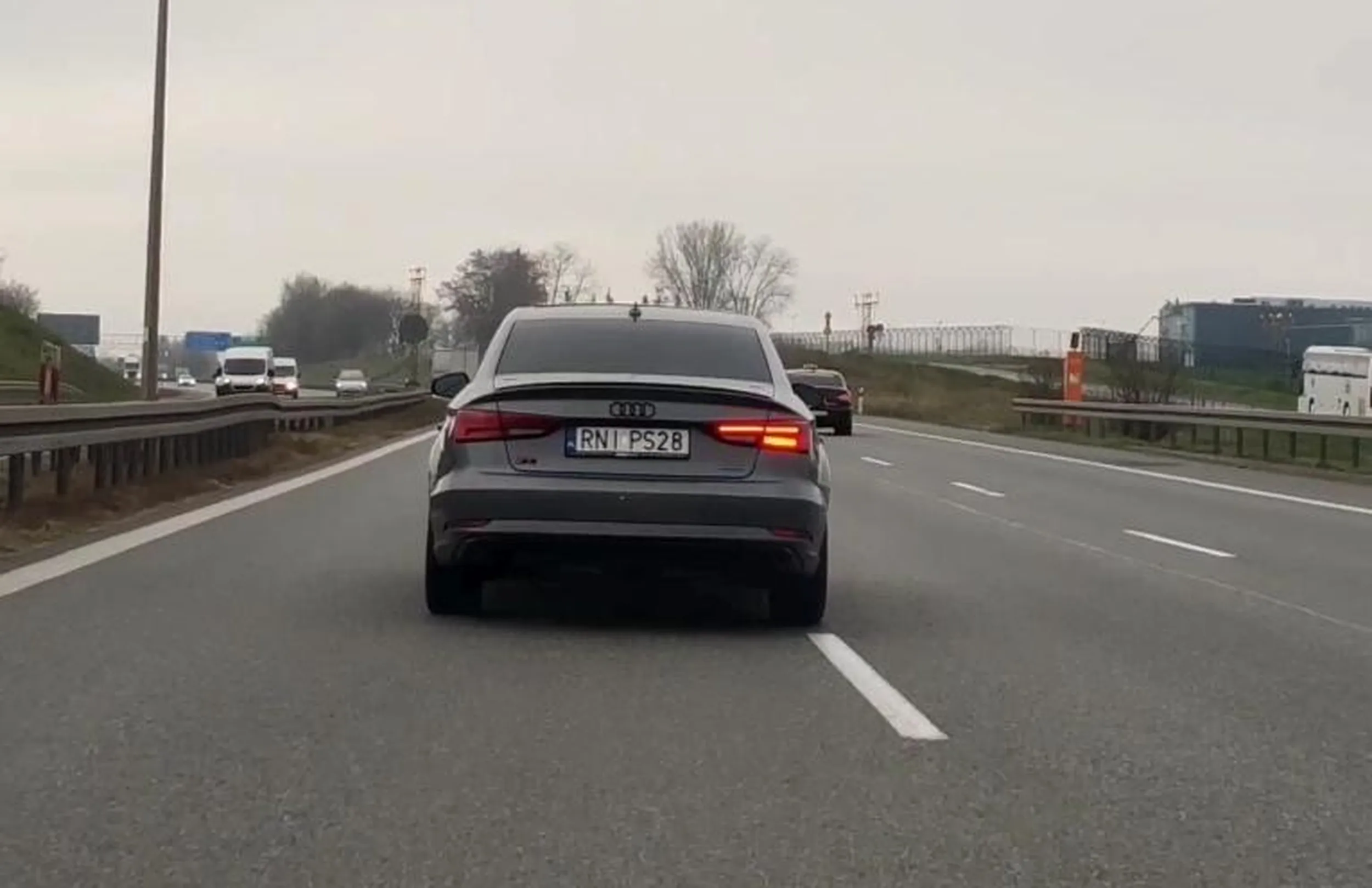 Samochód na polskiej rejestracji z czerwonymi kierunkowskazami. Jak to możliwe?! Diagnosta wziął w łapę czy ukraińcom w Polsce już wszystko wolno i polskie prawo ich nie obowiązuje?!