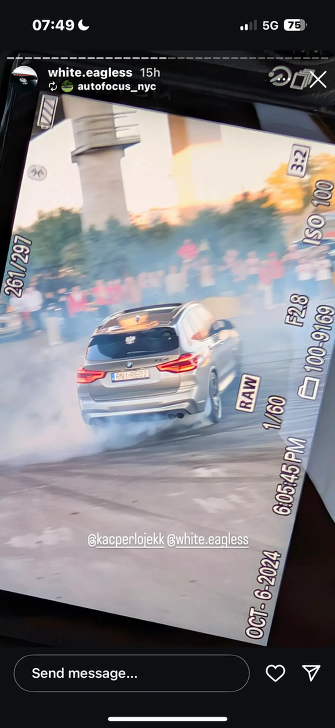 lata bokiem na amerykanskim parkingu publicznym bardzo nie ladnie