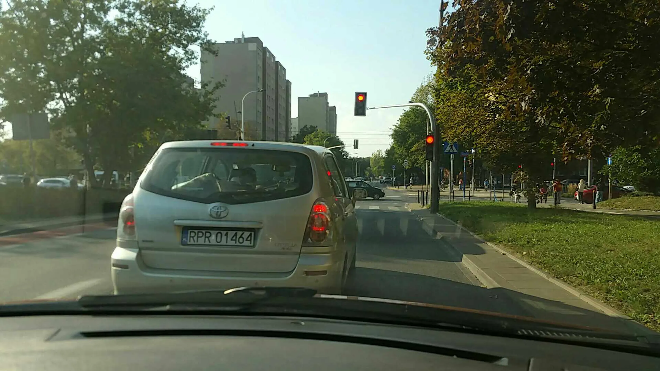 Mlody kierowca... Utrudniał ruch do skrętu w prawo.