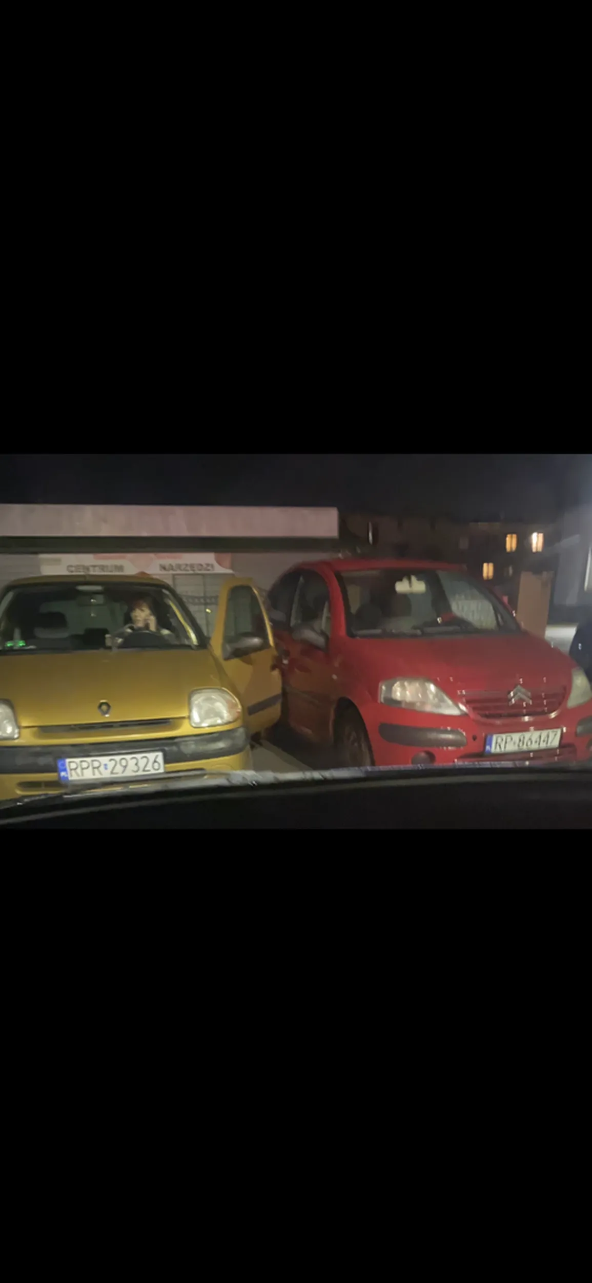 Pani uderzyła kierowcy obok z całej siły drzwiami rozmawiając przez telefon po czym odjechała bez zostawienia żadnego znaku po sobie że porysowała kierowcy obok samochód