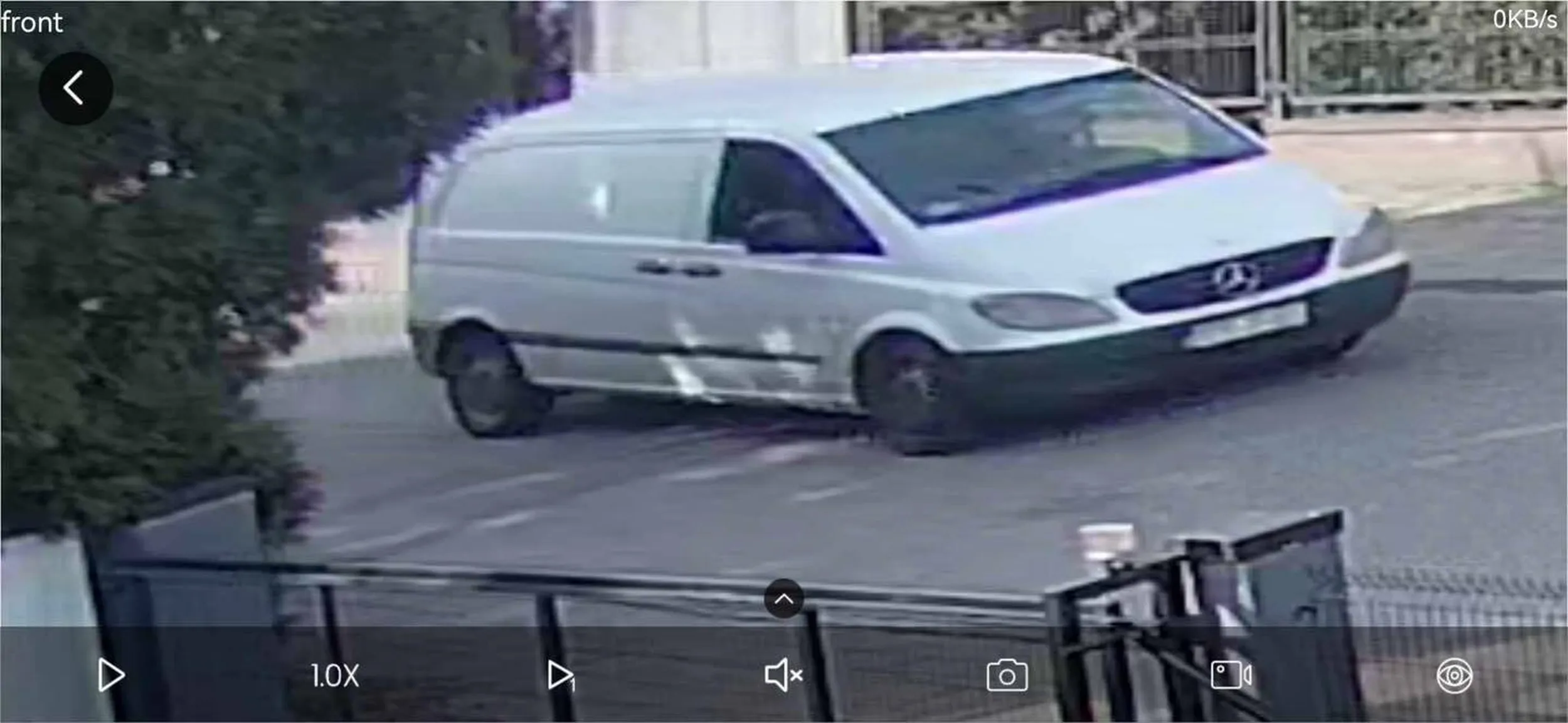 Jeździ po osiedlach i robi zdjęcia domów jednorodzinnych. Ostatnio na białym Mercedesie Vito w Kaliszu.