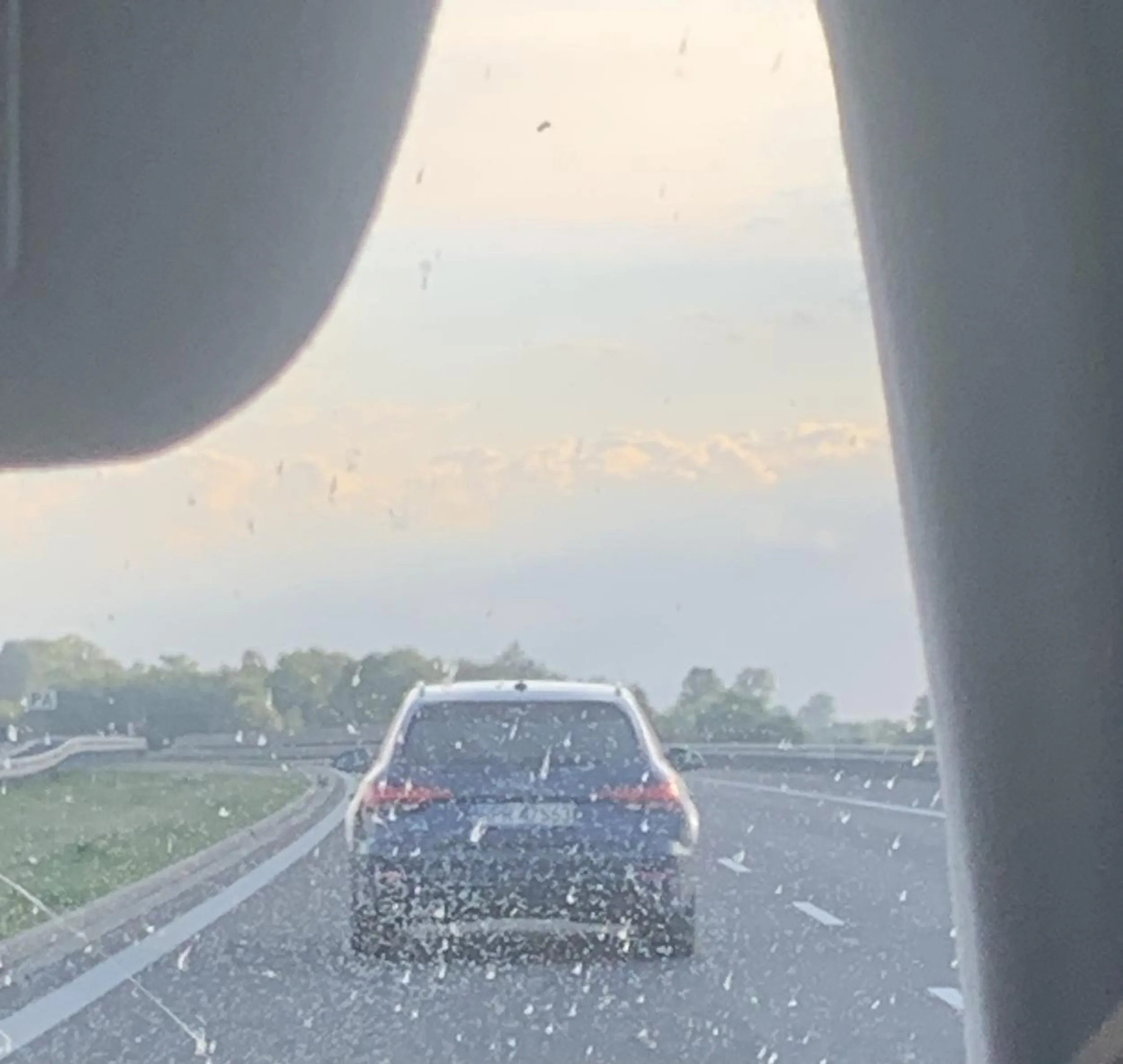 naucz się jeździć leszczu i nie okupuj lewego pasa na autostradzie i nie stwarzaj zagrożenia