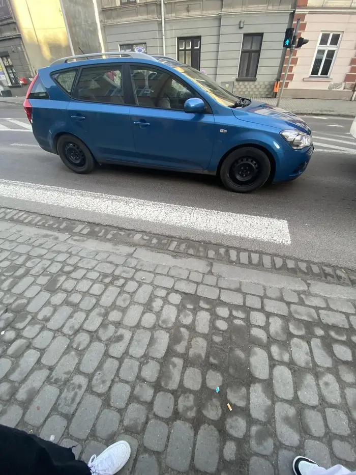 KIEROWCA STANAL NA PASACH DLA PIESZYCH KIEDY BYŁO ZIELONE ŚWIATŁO PRZEZ CO PIESI MUSIELI PRZECHODZIĆ NA OKOŁO WCHODZĄC NA JEZDNIE