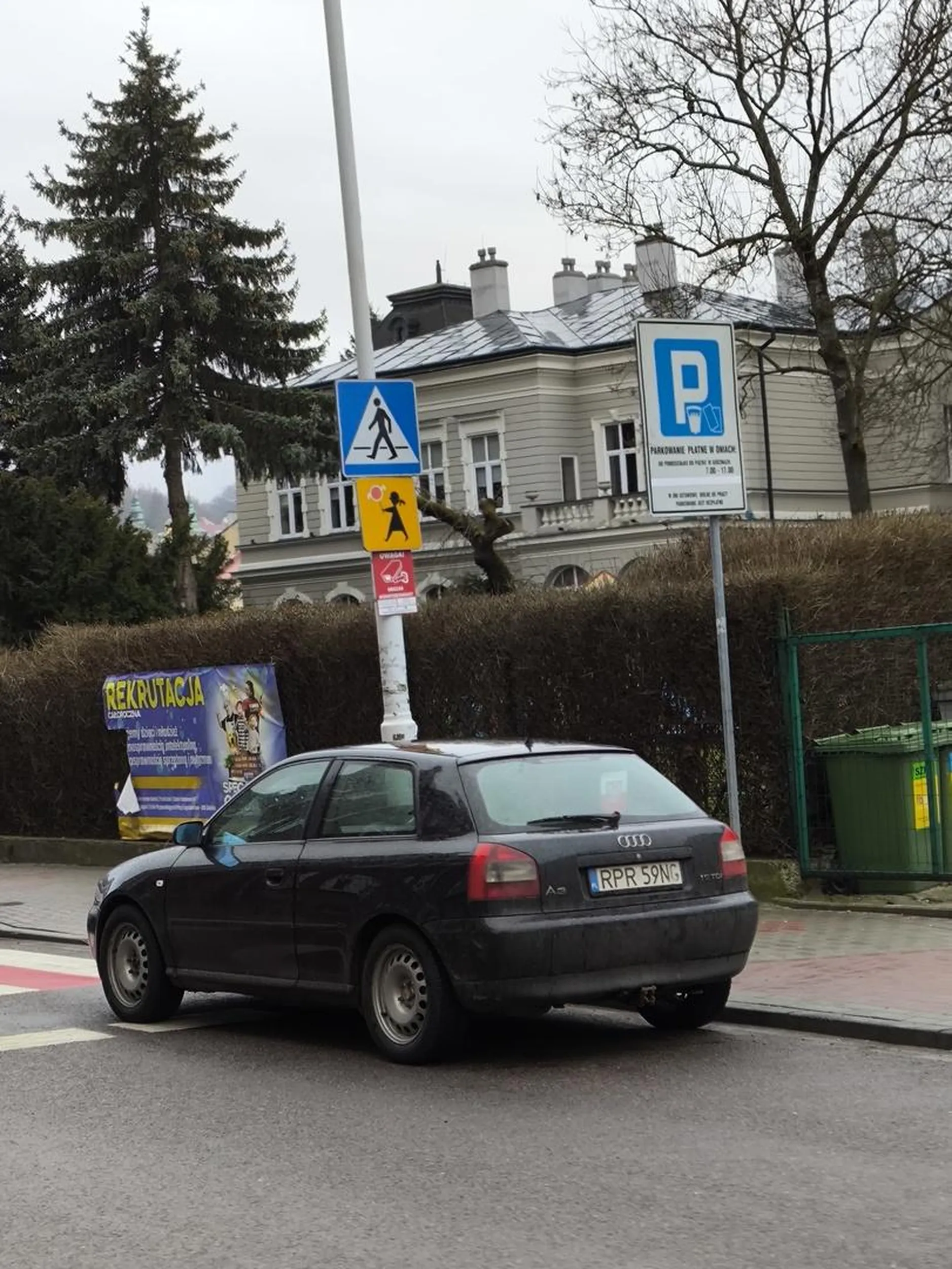 Codziennie idąc do pracy widze tak zaparkowane to auto pod szkołą podstawowa, przedszkolem i ośArodkiem dla upośledzonych dzieci.