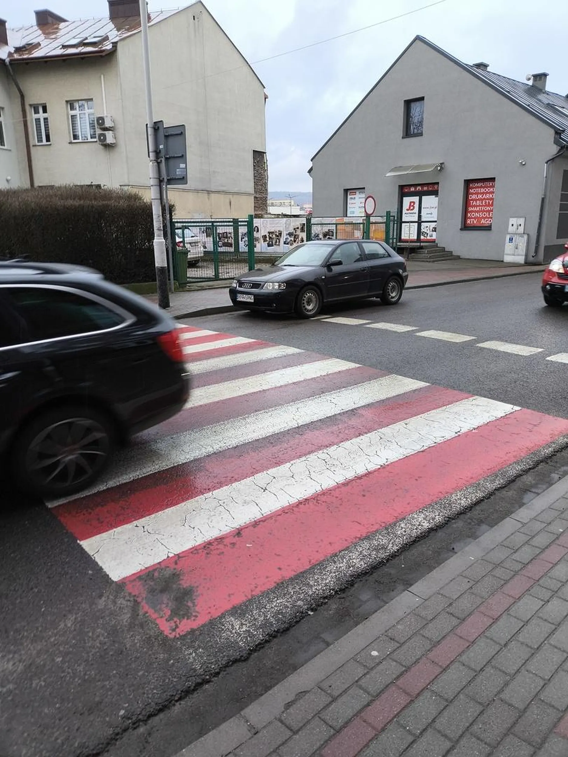 Codziennie idąc do pracy widze tak zaparkowane to auto pod szkołą podstawowa, przedszkolem i ośArodkiem dla upośledzonych dzieci.