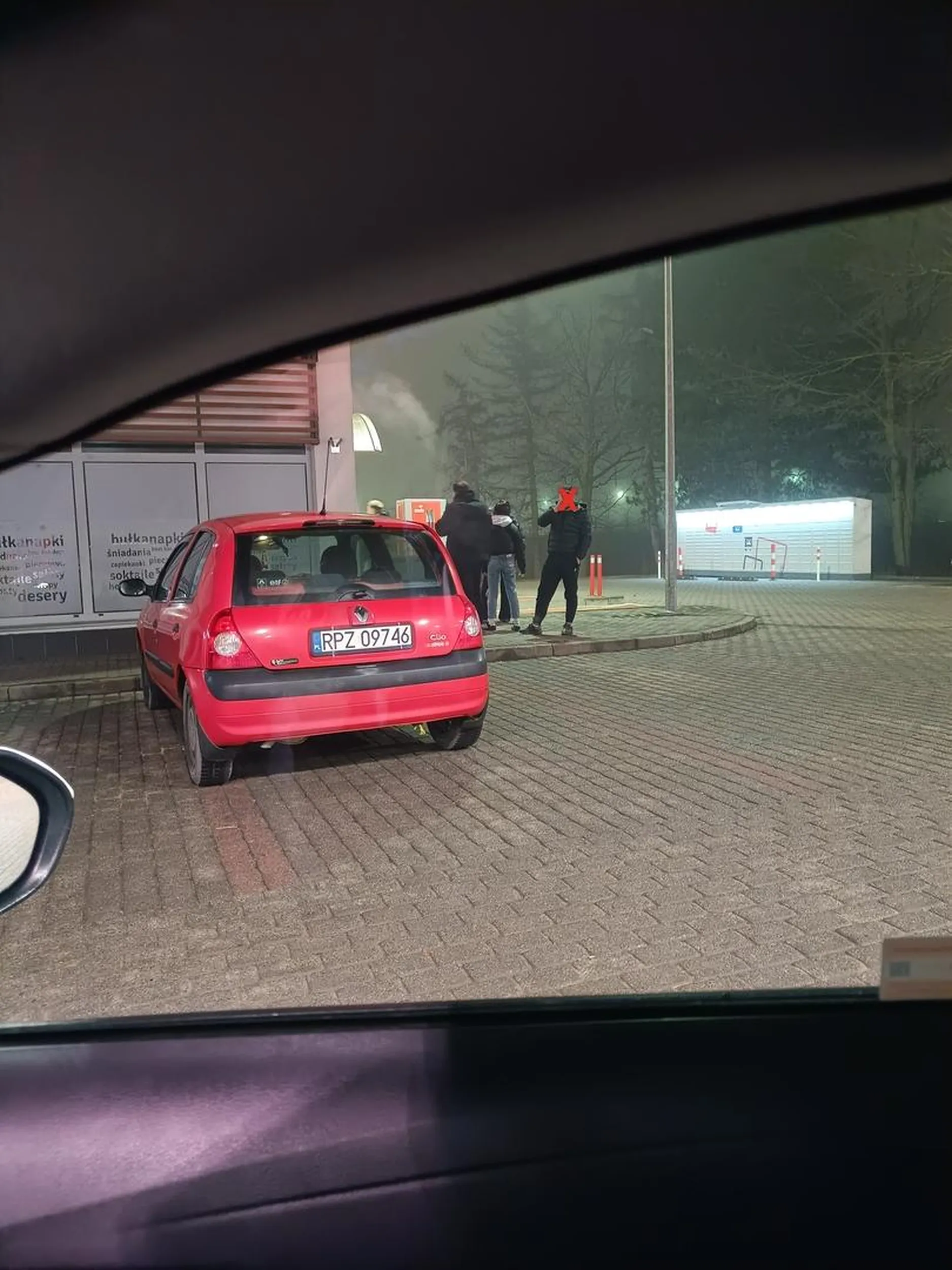 Podjeżdżam sama na stację paliw. Parkuje przy wejściu.Kierowca podjeżdża obok i trąbi. Parking pusty, a on ma wizję parkowania na moim miejscu. Cała banda pijana,naćpana?! Wulgarni.