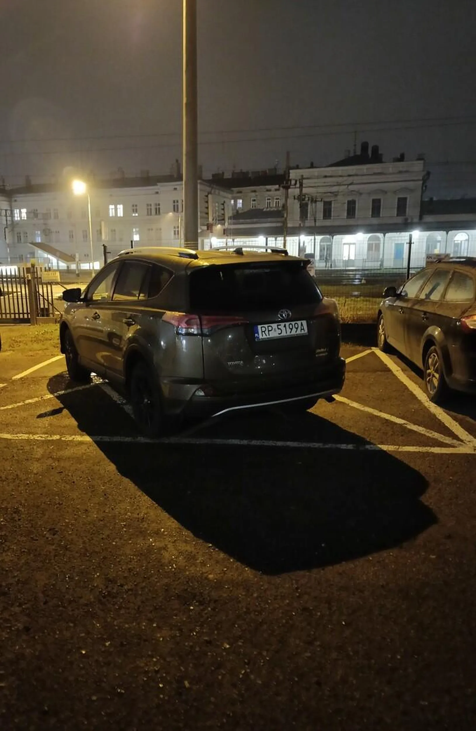 Przewodniczący Rady Miejskiej w Przemyślu ma specjalne uprawnienia do parkowania na zakazie (teren PKP) i dwóch miejscach jednocześnie?