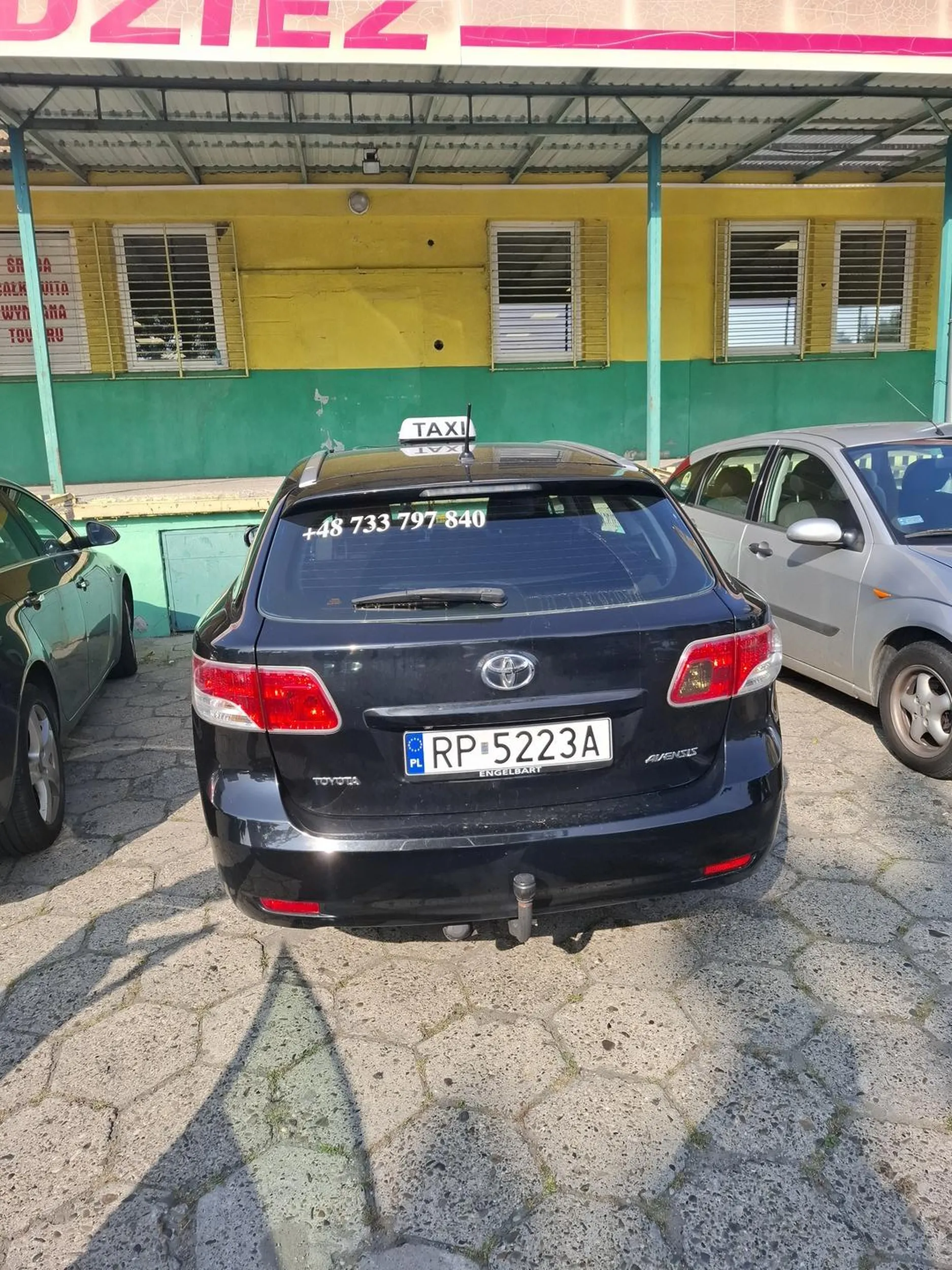 Babsko kiedy widzi, że wjeżdzasz na miejsce parkingowe wpycha się przed ciebie i wyzywa cię od głupich bab, bo masz małe auto i powinnaś zaparkować w miejscu, gdzie jest mniej miejsca. Trochę kultury by się przydało i powściągnąć swój język od wyzwisk, zwłaszcza przy dziecku.