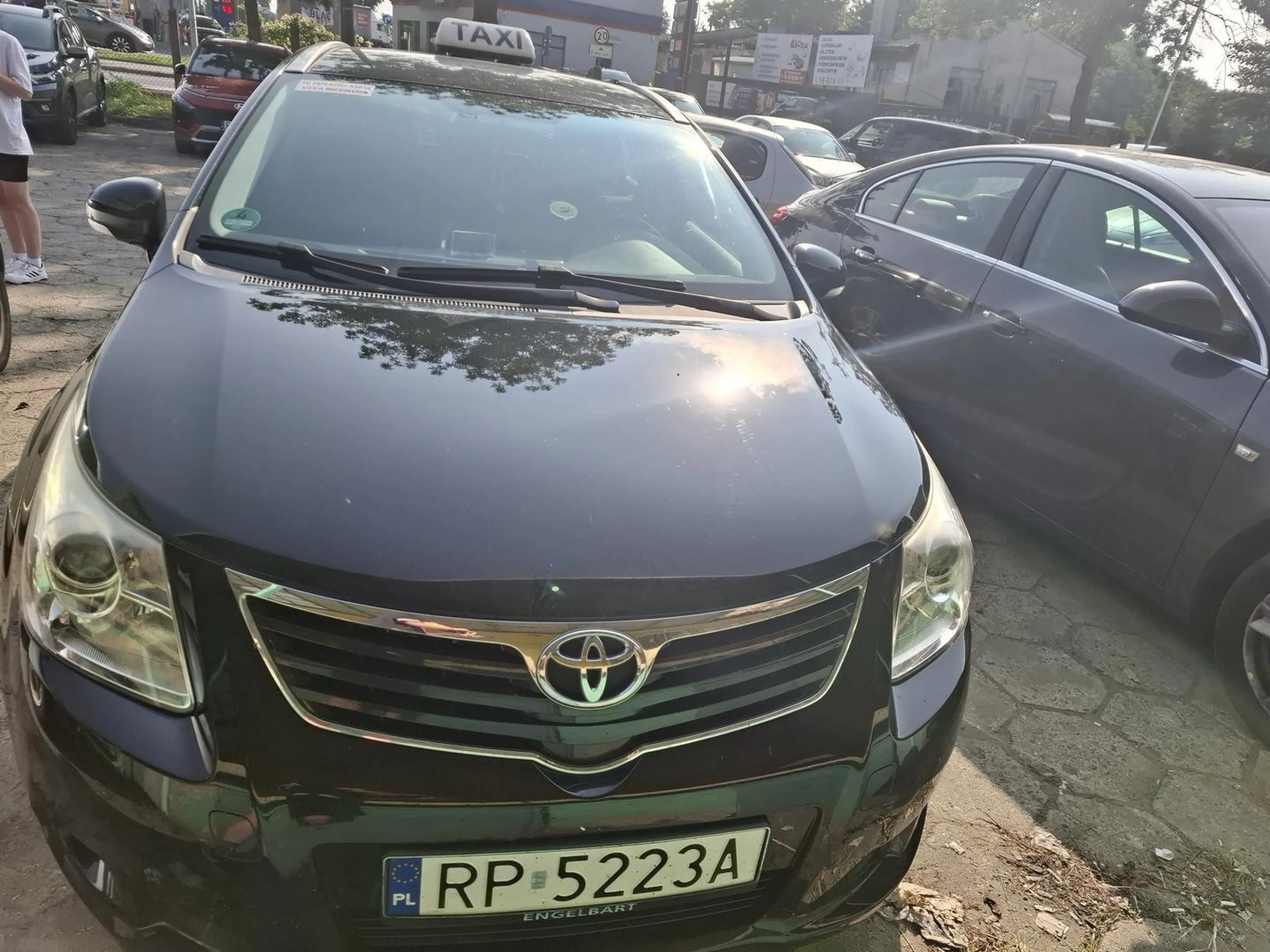 Babsko kiedy widzi, że wjeżdzasz na miejsce parkingowe wpycha się przed ciebie i wyzywa cię od głupich bab, bo masz małe auto i powinnaś zaparkować w miejscu, gdzie jest mniej miejsca. Trochę kultury by się przydało i powściągnąć swój język od wyzwisk, zwłaszcza przy dziecku.