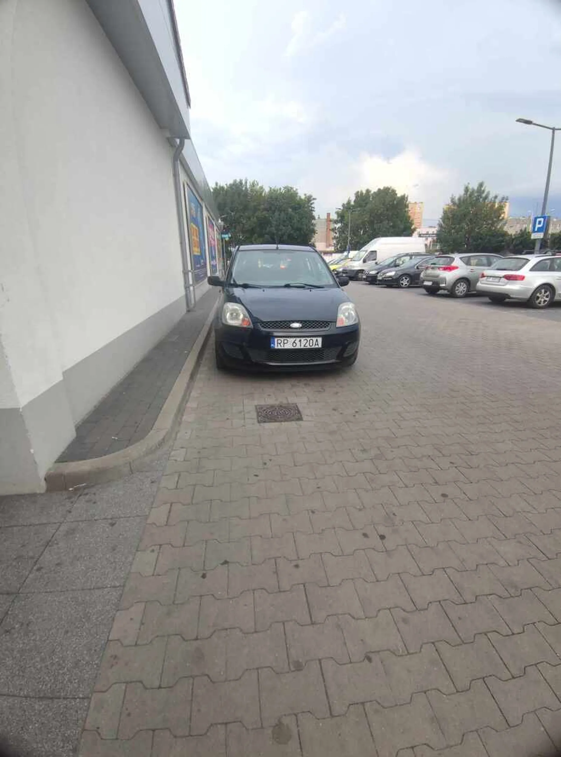 Pół parkingu wolne ale i tak zaparkował w ten sposób, jeżeli są problemy z parkowaniem między liniami polecam wrócić się do szkoły jazdy.