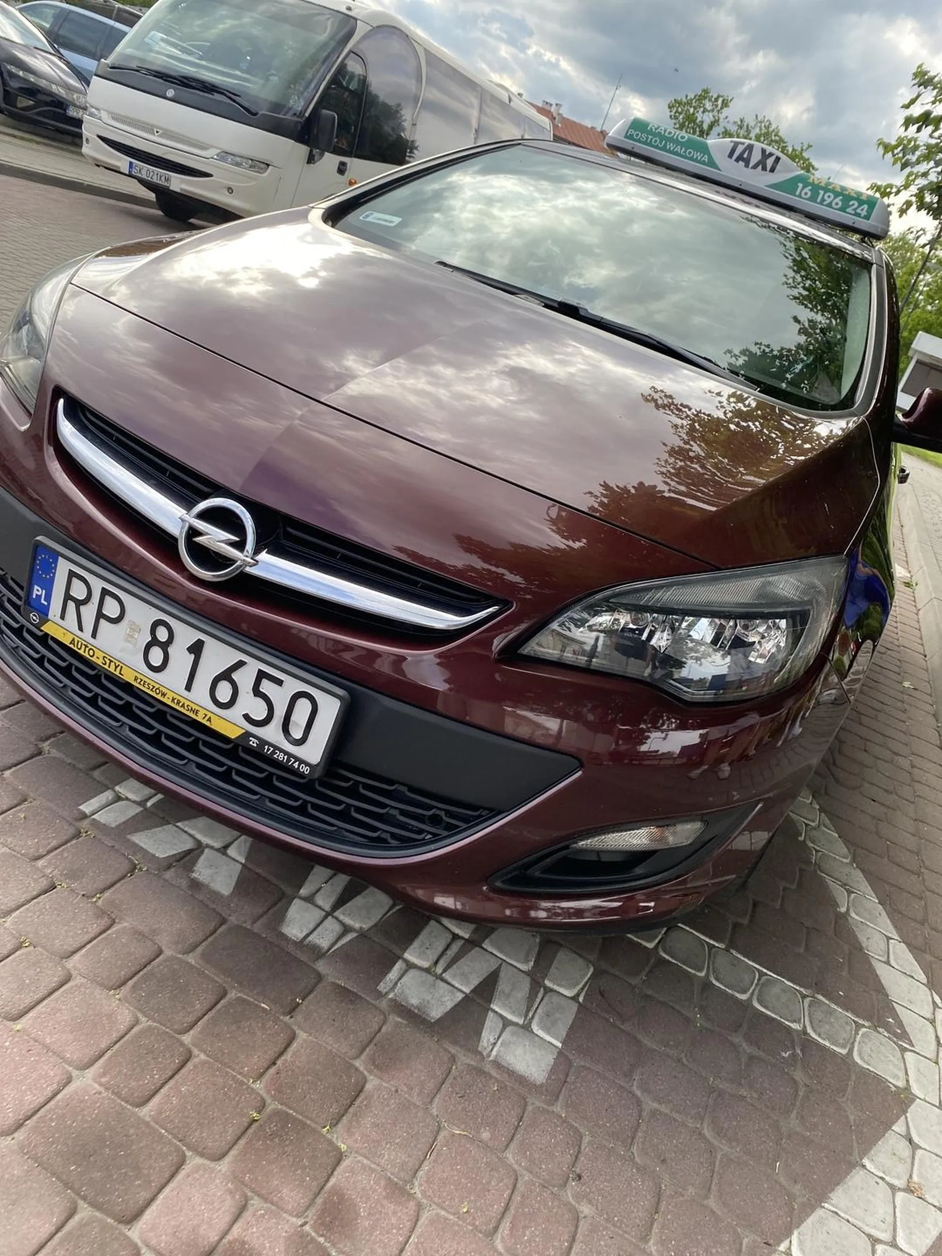 Obraca się za młodymi dziewczynami